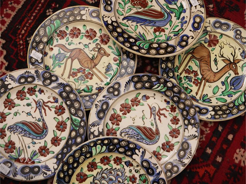 Serie di sei piatti in ceramica, decorazione animalier e tralci floreali