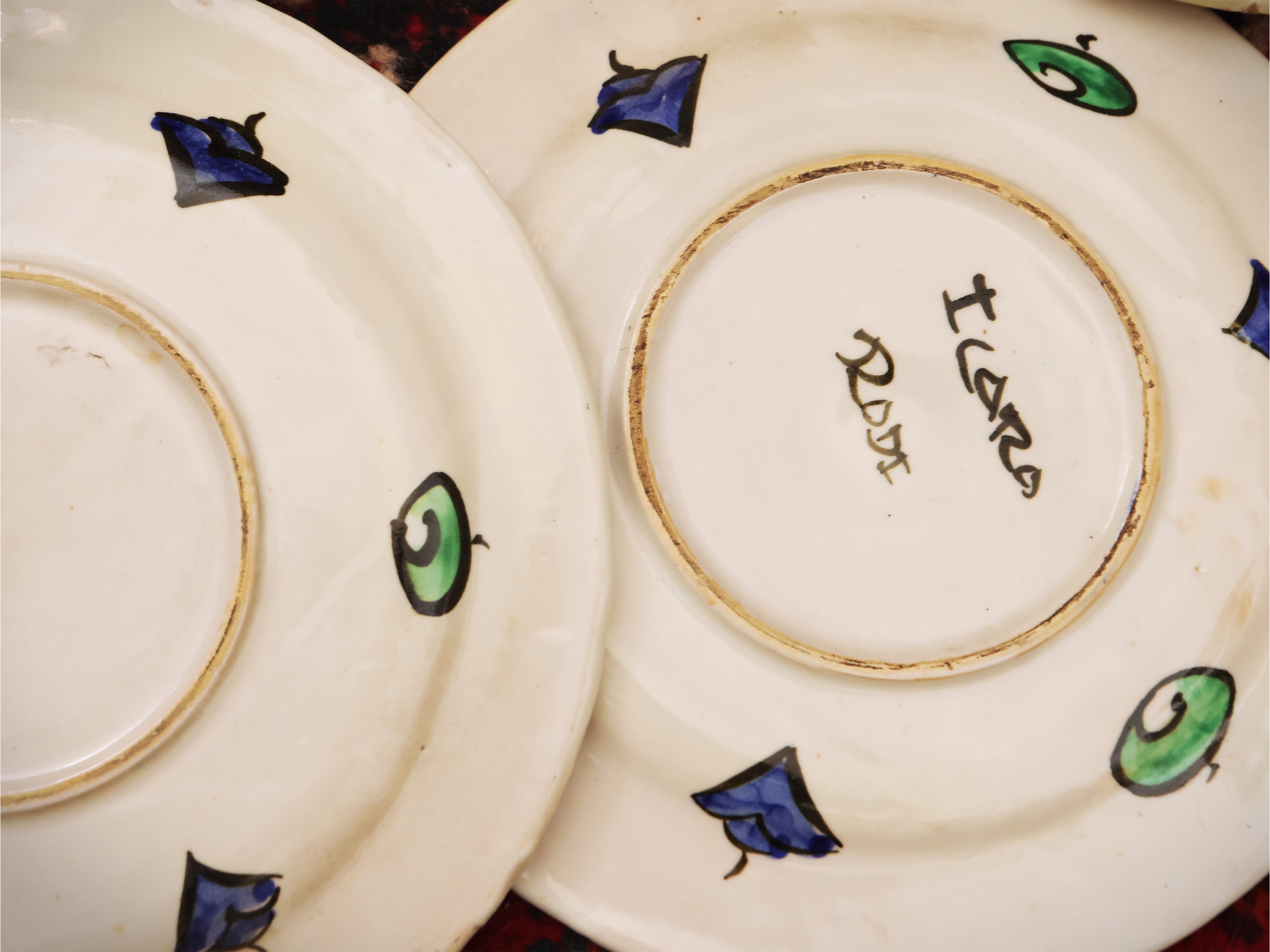 Serie di sei piatti in ceramica, decorazione animalier e tralci floreali