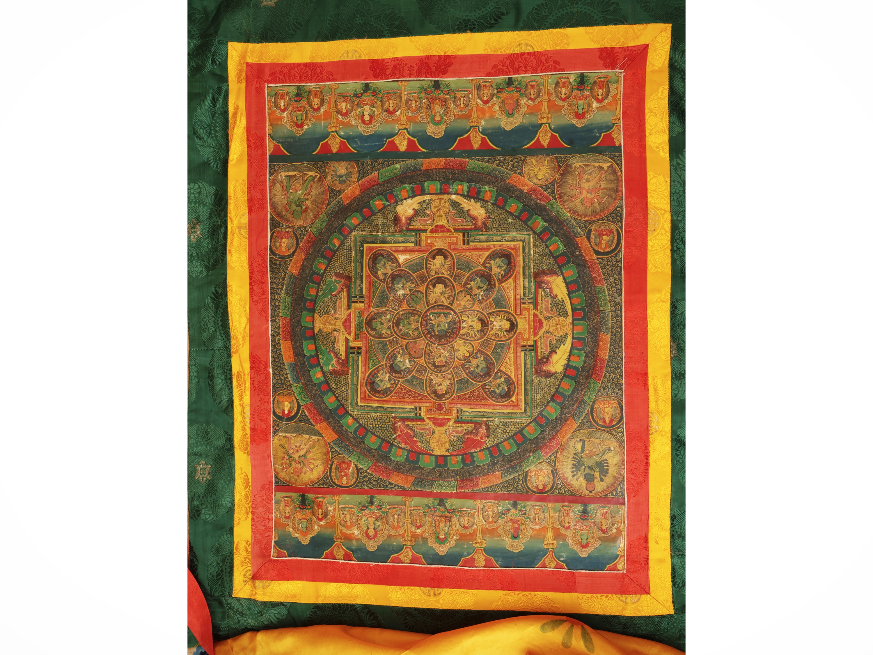 Gruppo di sette thangka, Tibet, sec. XVIII–XIX, pigmento minerale su tessuto