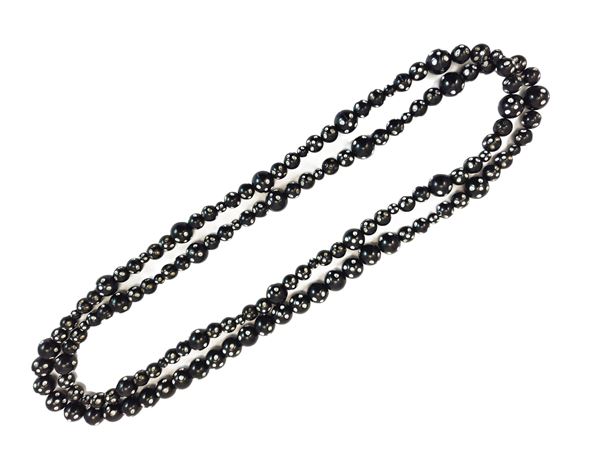 Lunga collana in resina nera con strass incolore