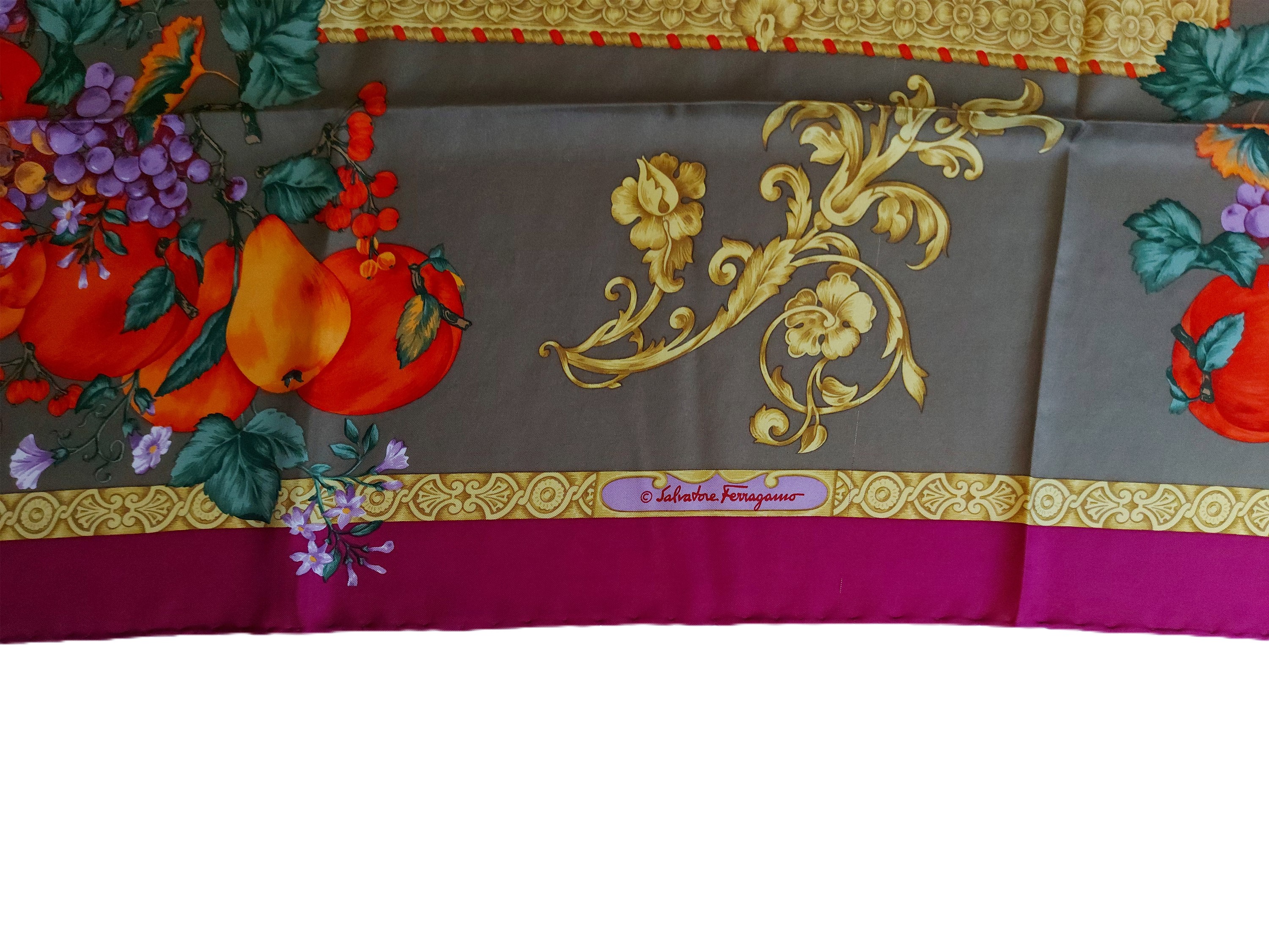 Salvatore Ferragamo, Foulard in seta con motivo di frutta