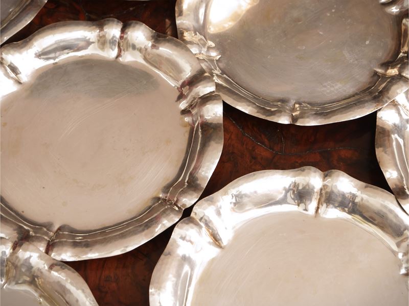 Serie di dodici piattini da pane in argento