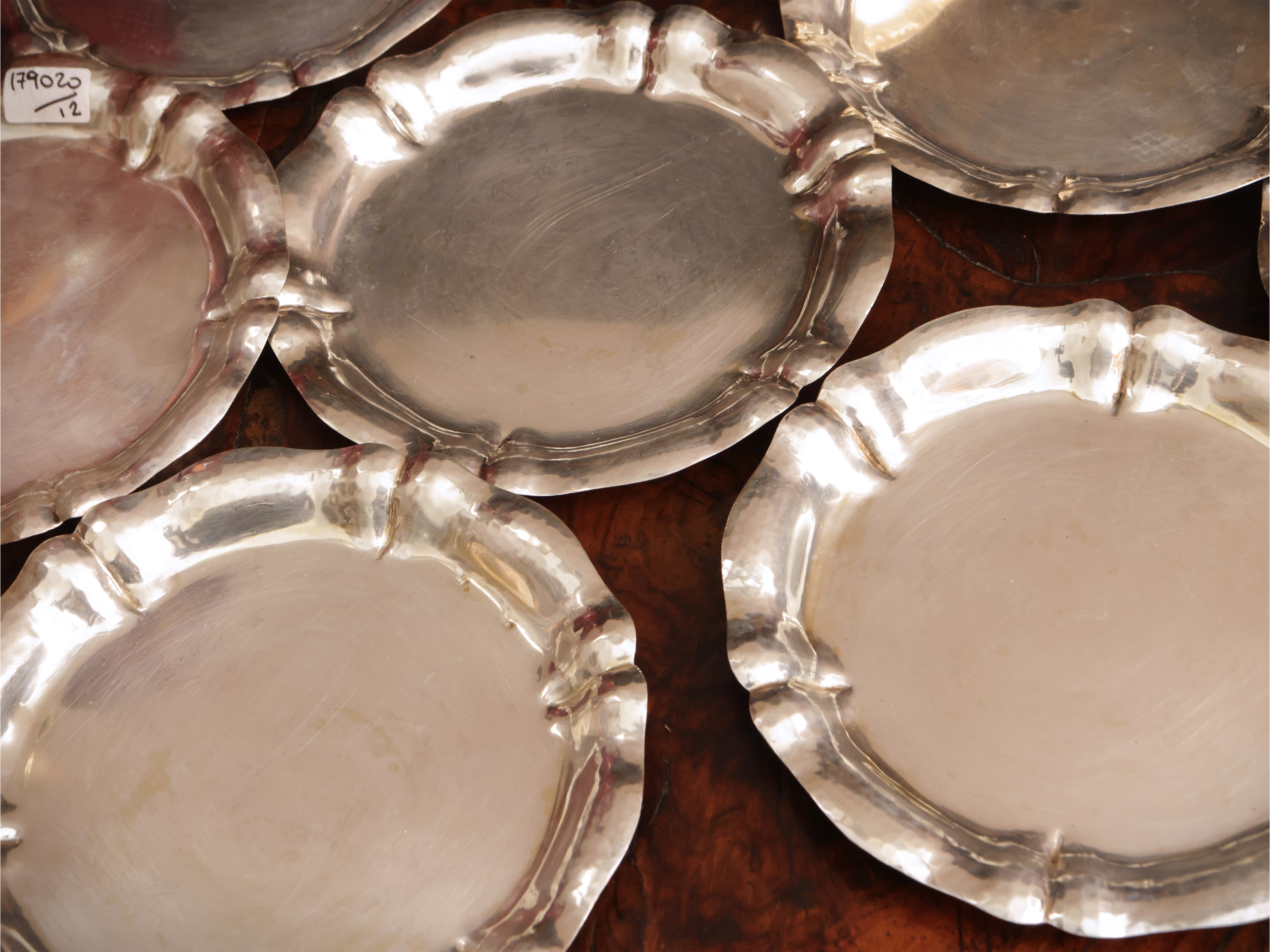 Serie di dodici piattini da pane in argento