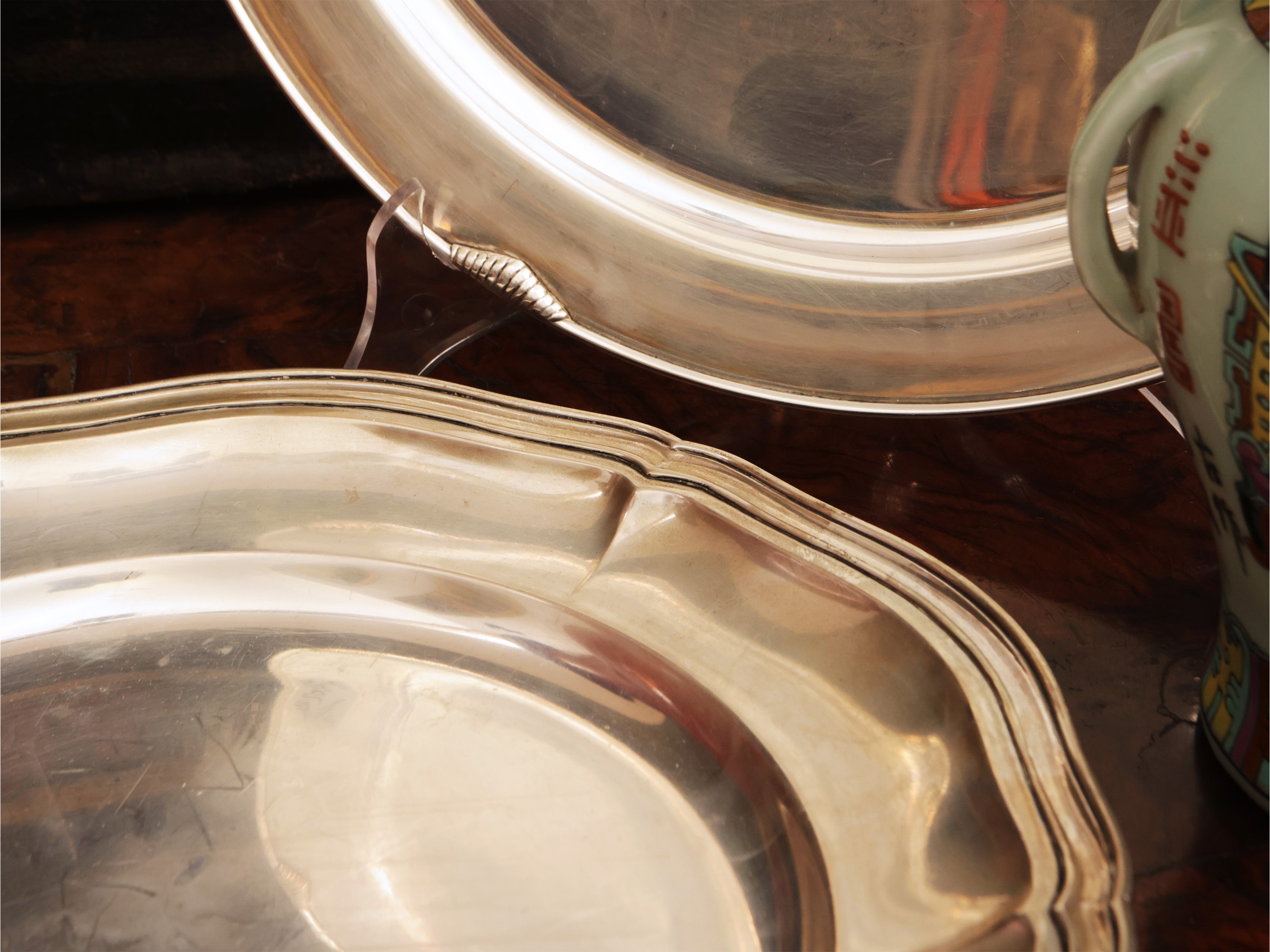 Due piatti da portata in argento