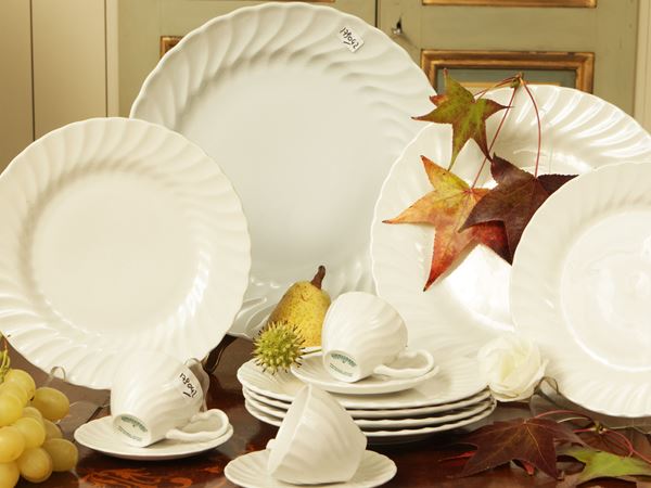 Porcelain buffet plate set