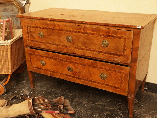 Chest of drawers veneered in walnut and other essences