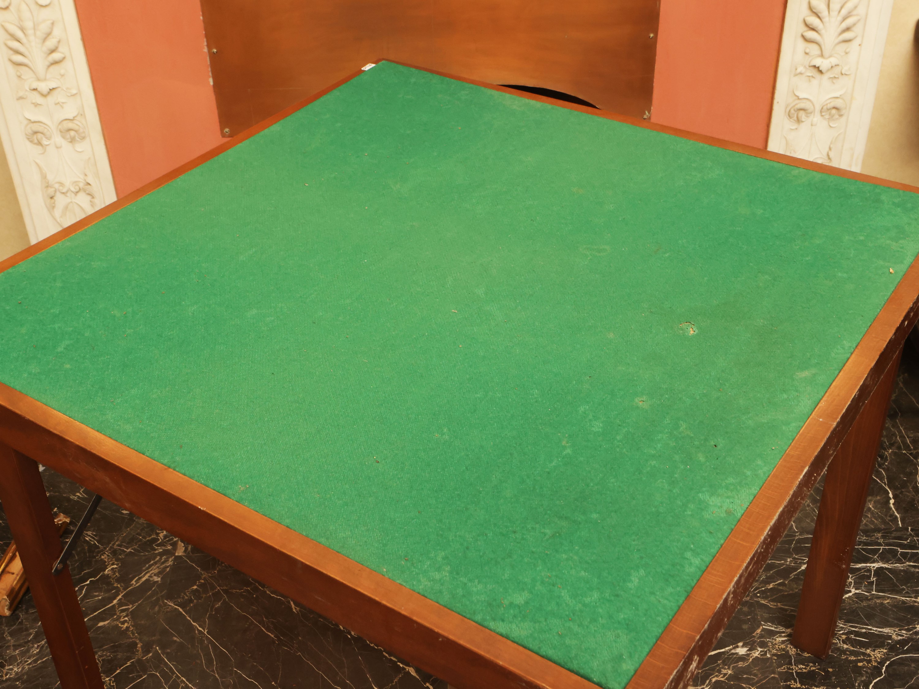 Tavolino da gioco in legno tenero con piano rivestito in panno verde