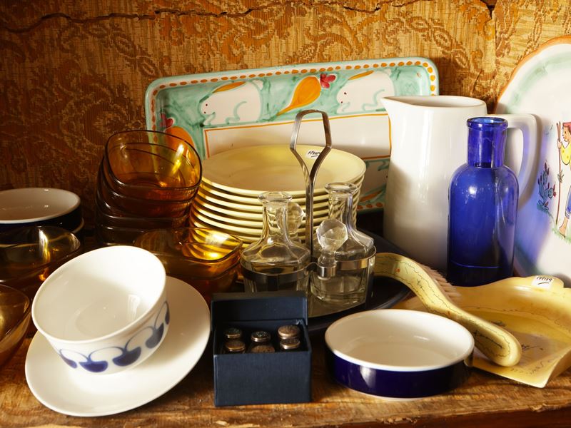 Miscellanea di accessori rustici per la tavola, comprendente piattini e vassoi in ceramica