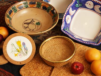 Accessori rustici da portata, insalatiere e vassoi in ceramica dipinta