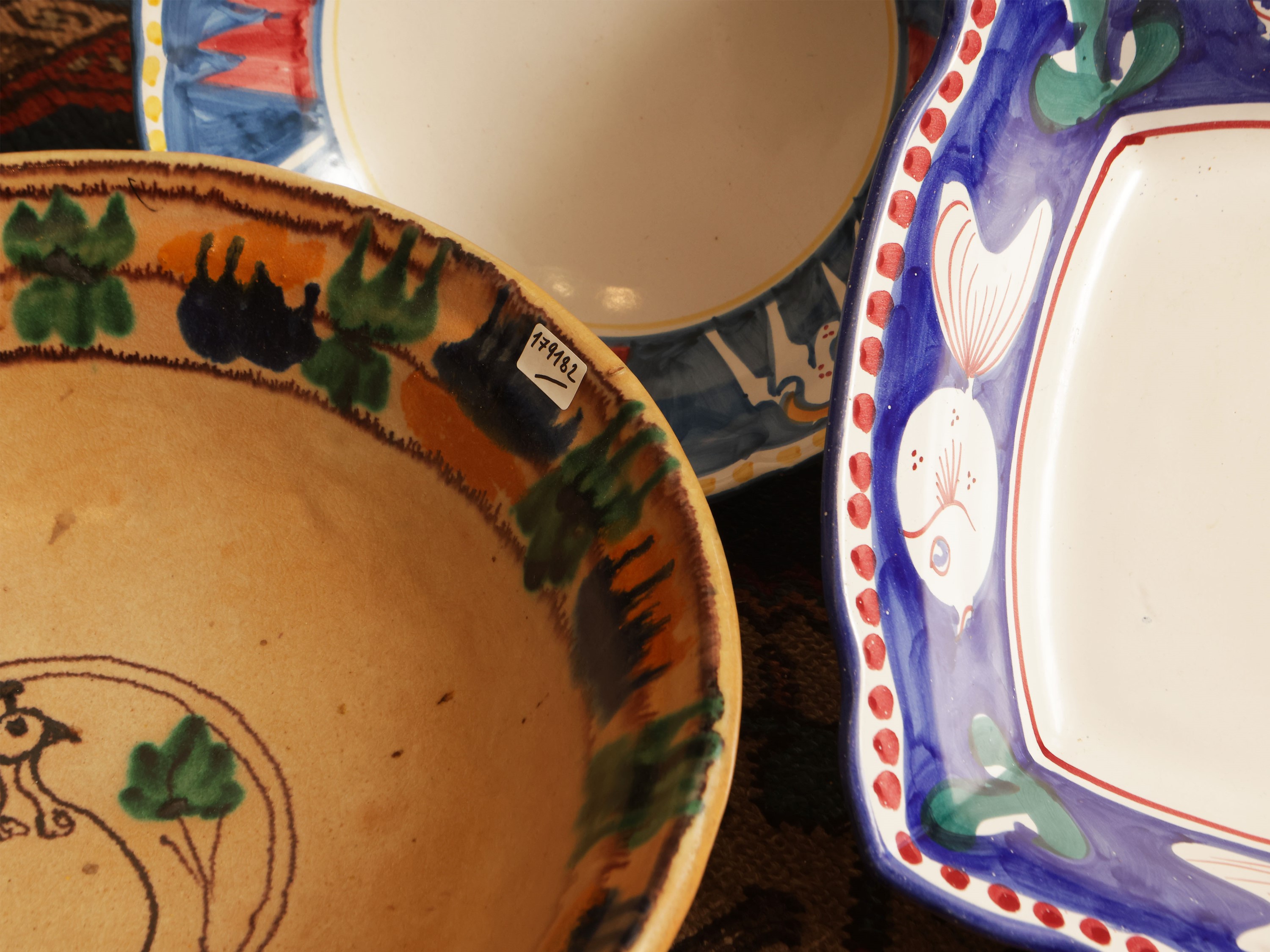 Accessori rustici da portata, insalatiere e vassoi in ceramica dipinta