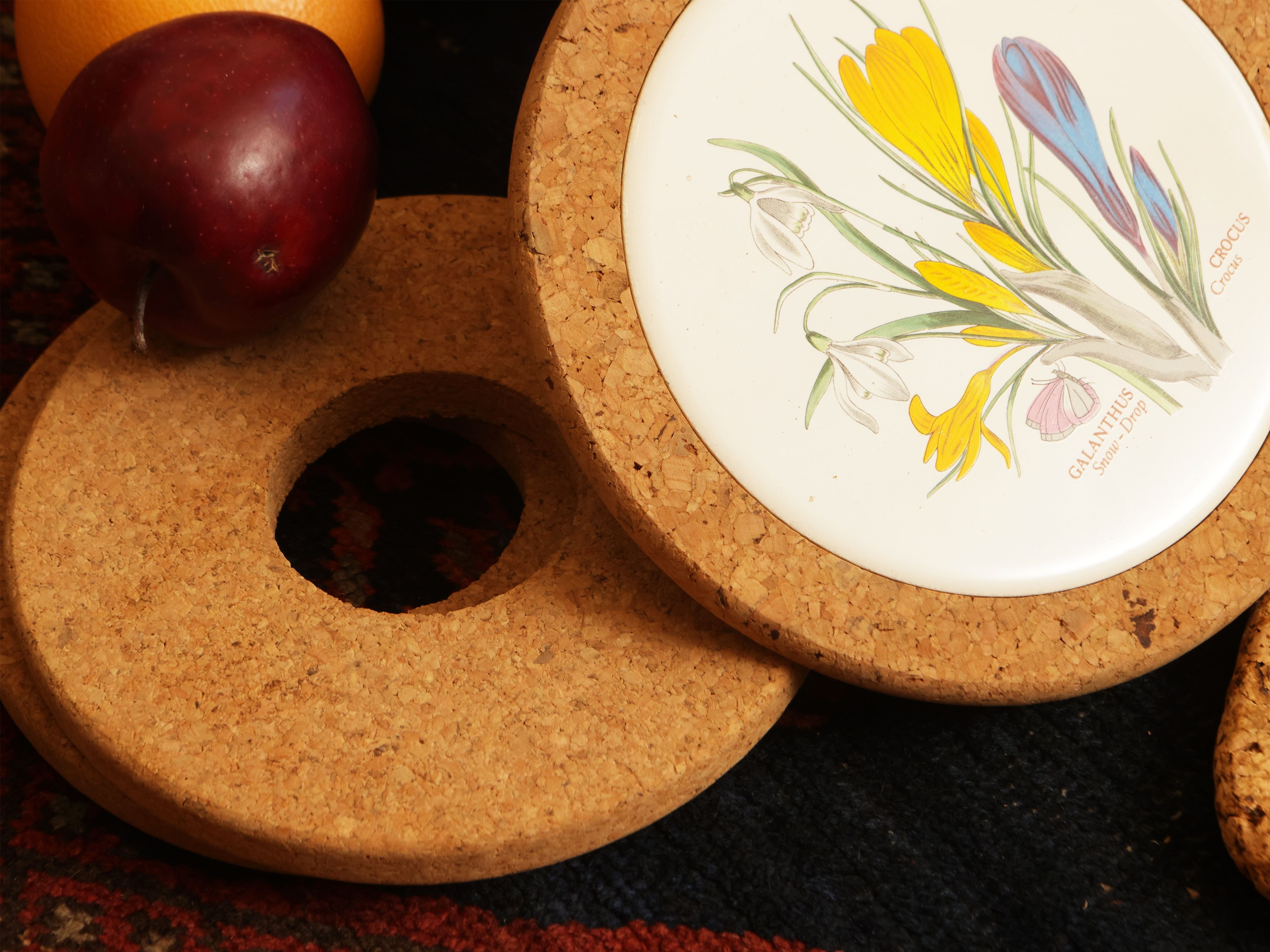 Accessori rustici da portata, insalatiere e vassoi in ceramica dipinta