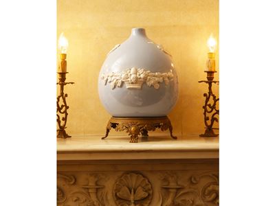 Vaso globulare in ceramica celeste decorato con motivi in rilievo, h 31 cm