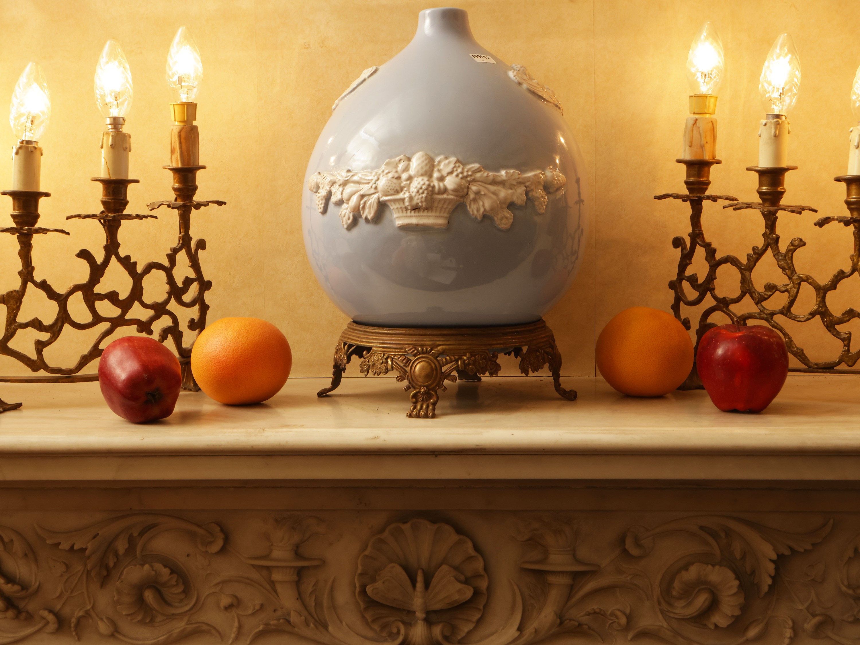 Vaso globulare in ceramica celeste decorato con motivi in rilievo, h 31 cm