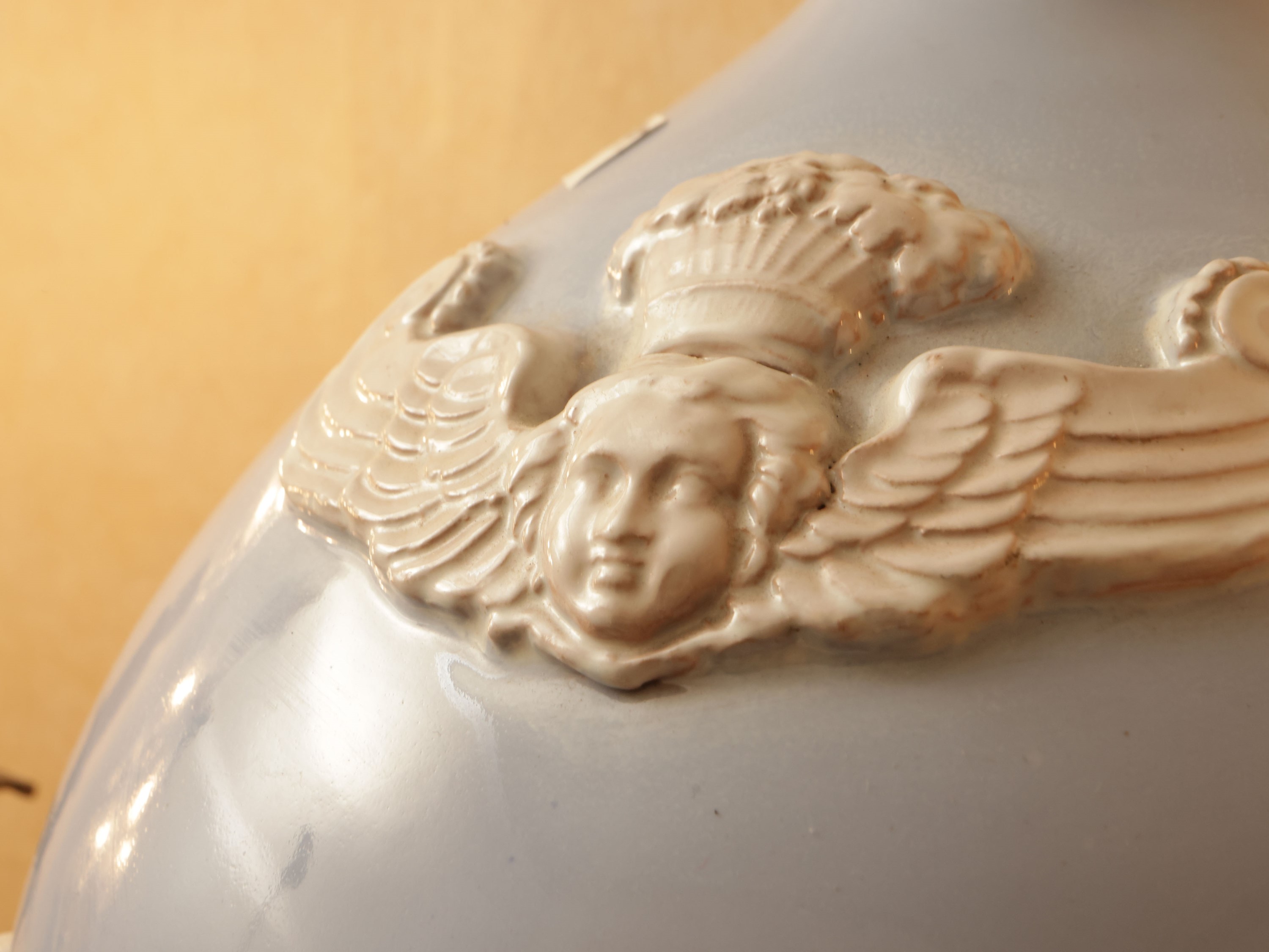 Vaso globulare in ceramica celeste decorato con motivi in rilievo, h 31 cm