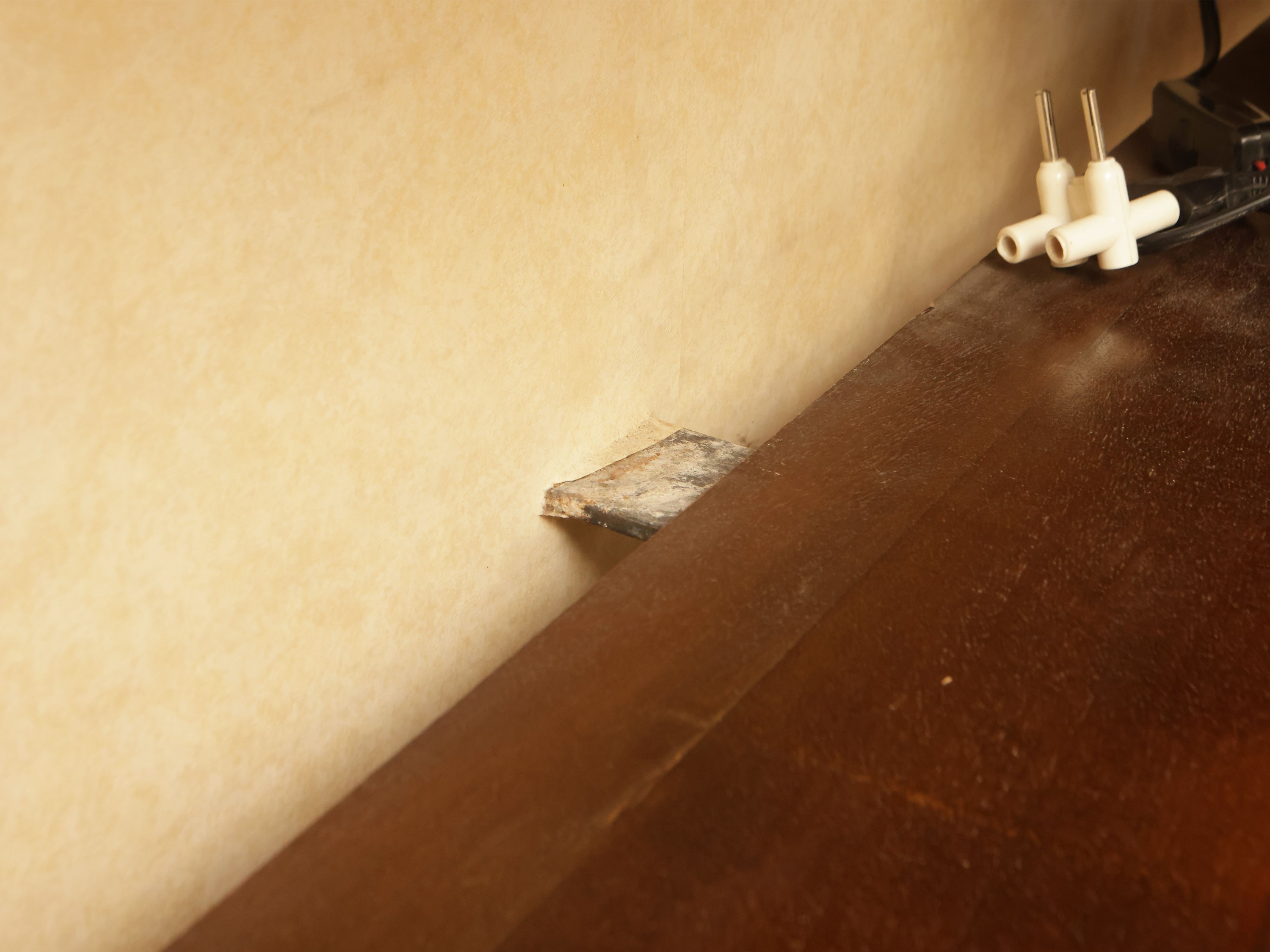 Serie di quattro mensole in legno, altezza 3 cm, lunghezze variabili da 180 a 200 cm