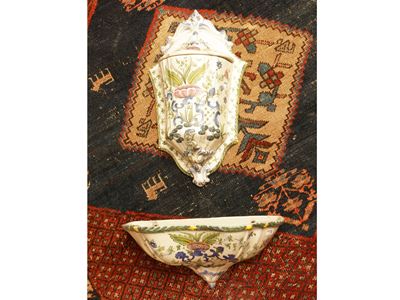 Acquamanile a muro in maiolica, dipinto in policromia con fiori
