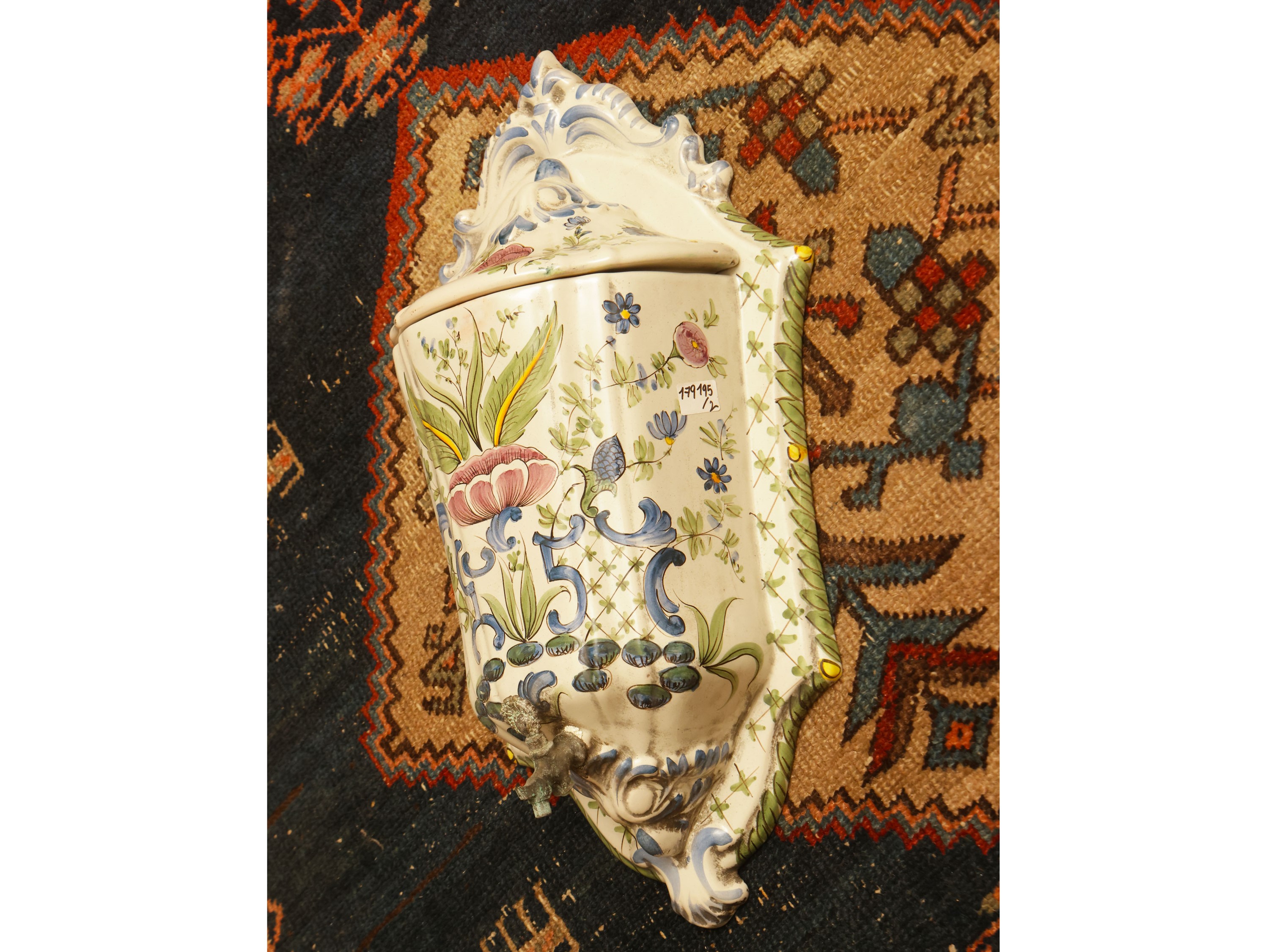 Acquamanile a muro in maiolica, dipinto in policromia con fiori