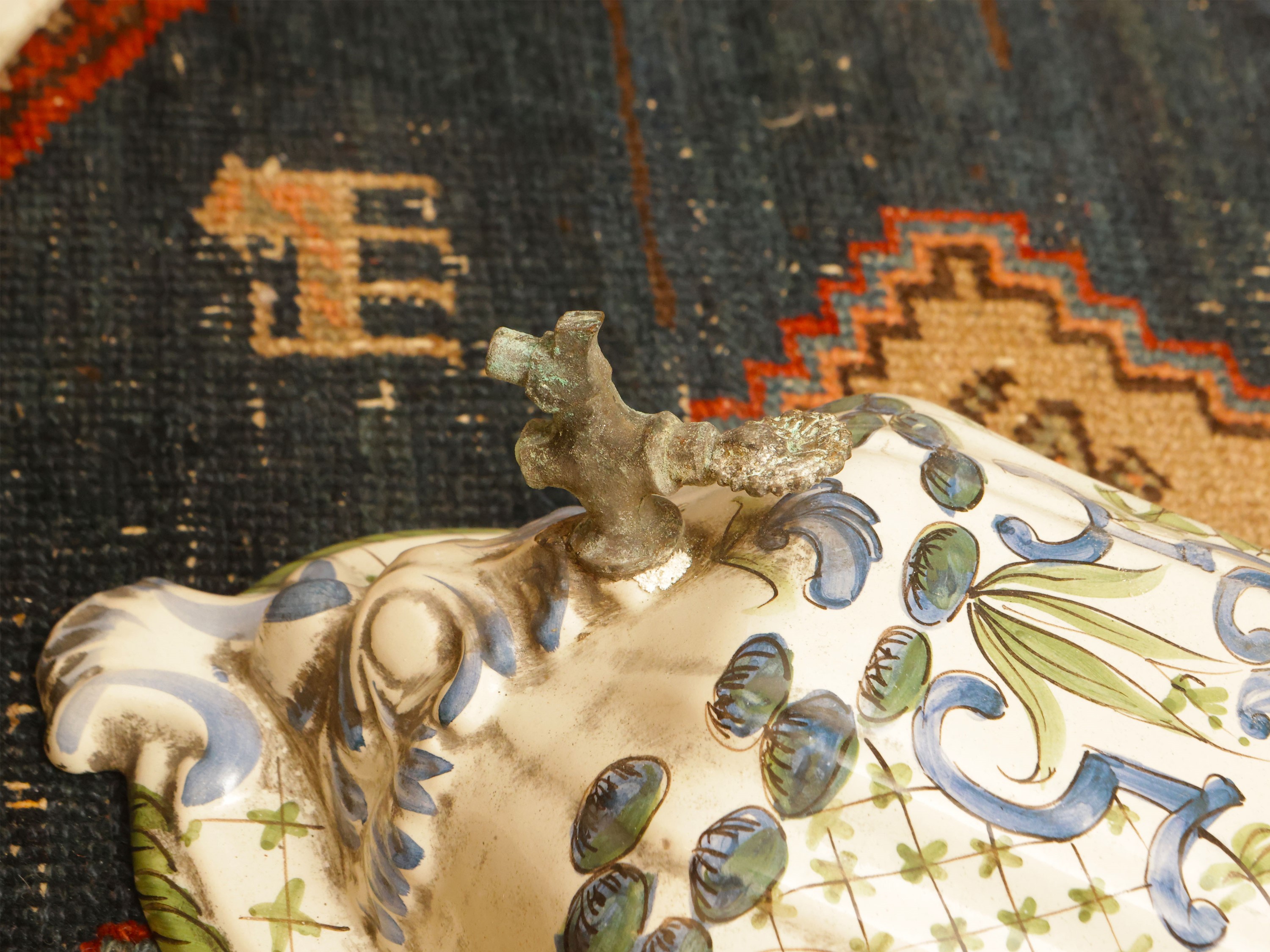 Acquamanile a muro in maiolica, dipinto in policromia con fiori