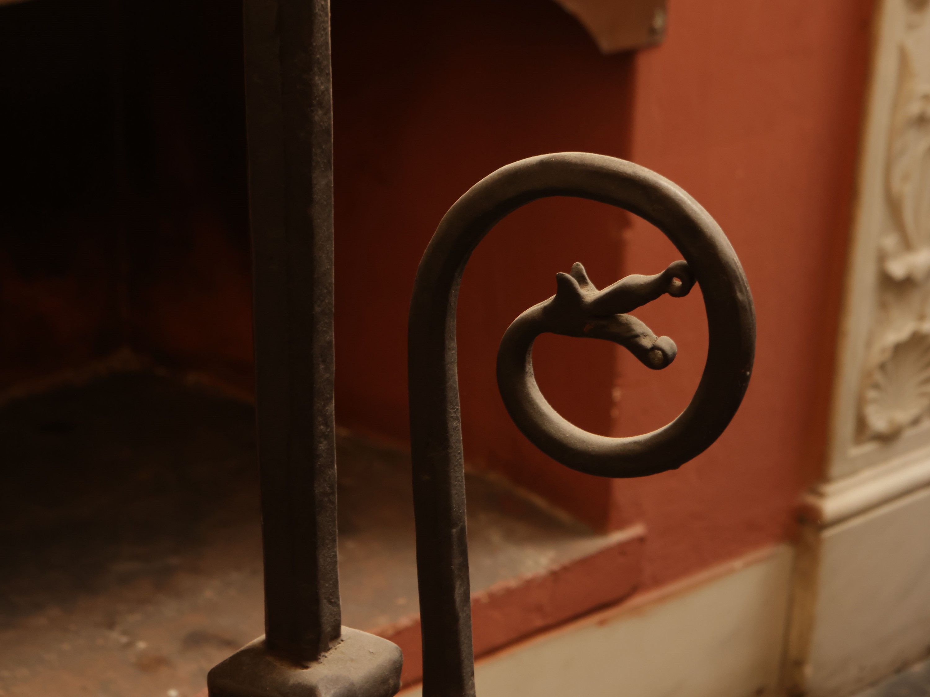 Accessori da camino, coppia di alari e attrezzi in ferro battuto, XVII secolo