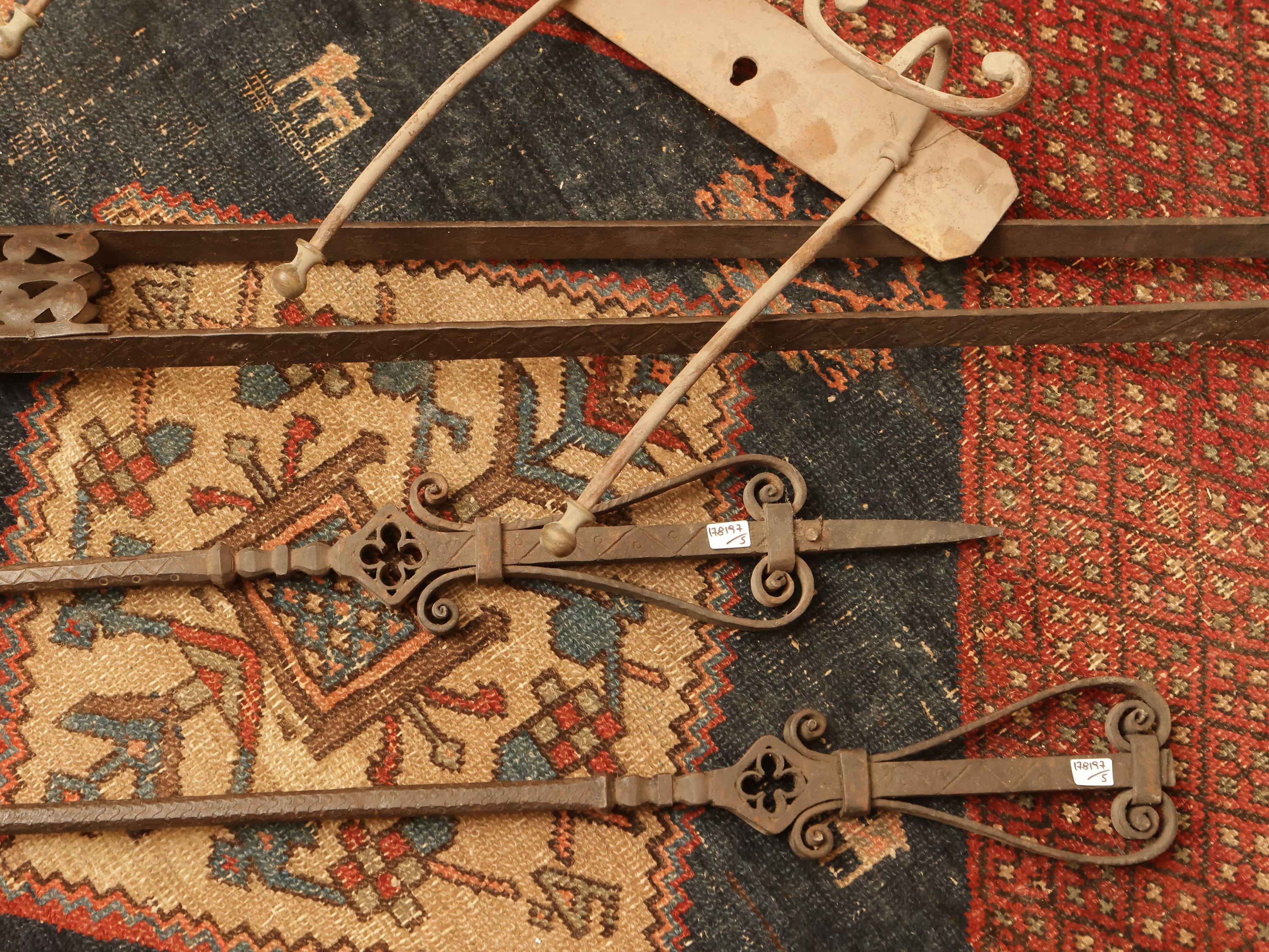Accessori da camino, coppia di alari e attrezzi in ferro battuto, XVII secolo