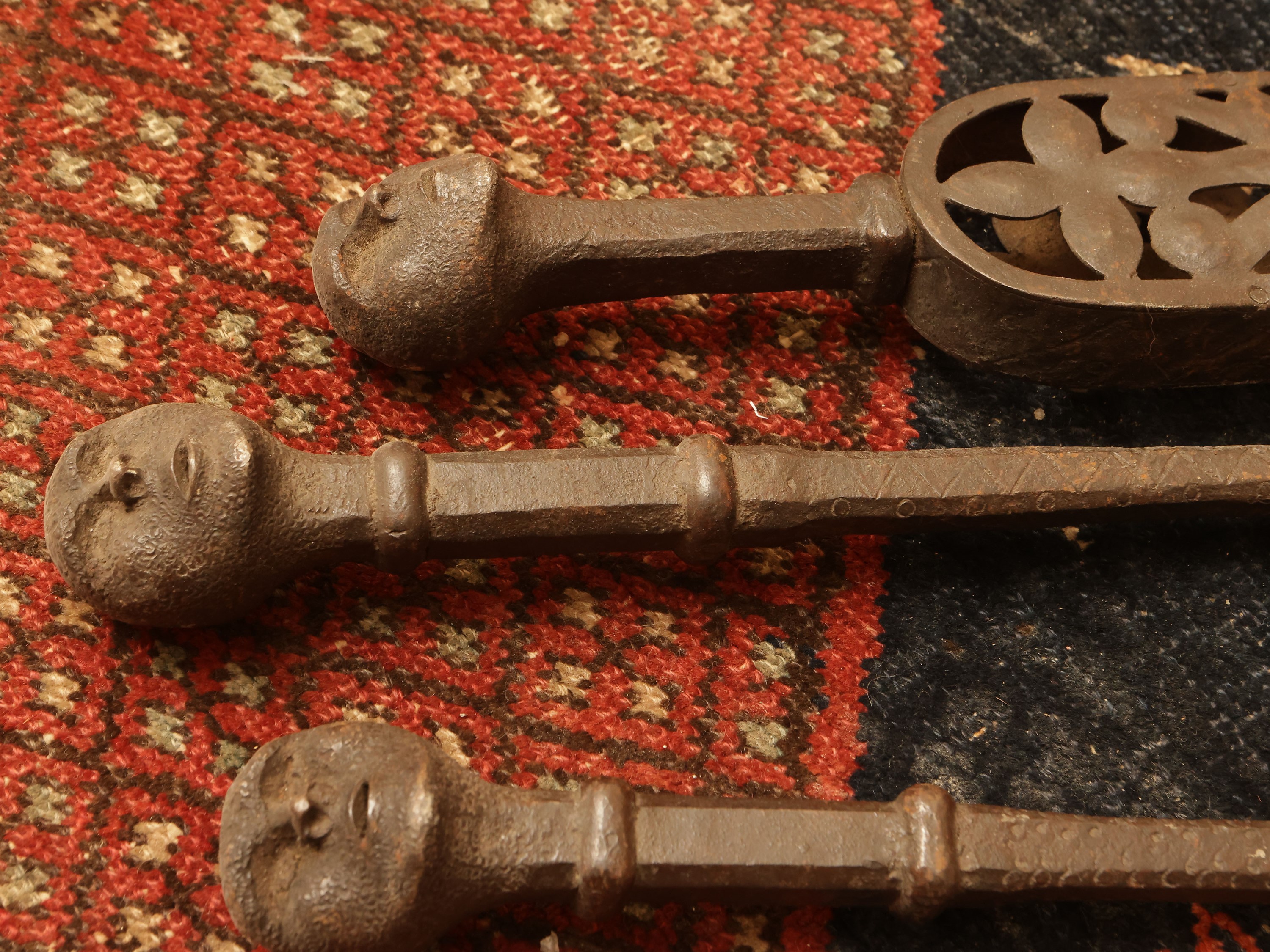 Accessori da camino, coppia di alari e attrezzi in ferro battuto, XVII secolo