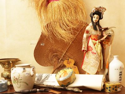 Miscellanea di curiosità orientali, inclusa geisha giapponese e oggetti in lacca