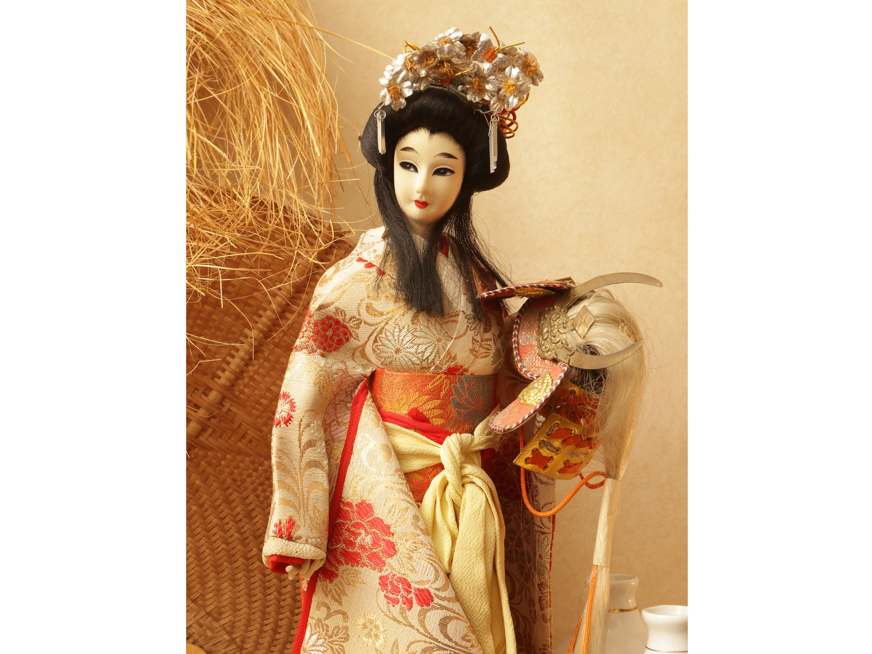 Miscellanea di curiosità orientali, inclusa geisha giapponese e oggetti in lacca