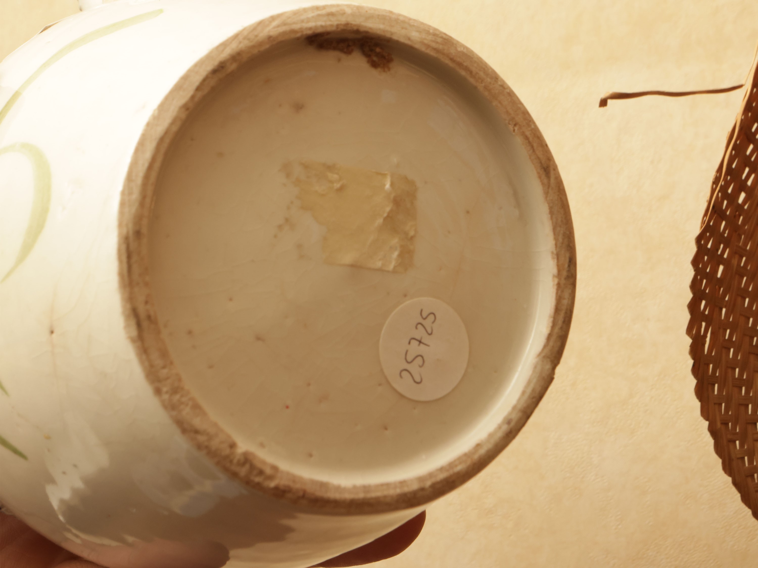 Miscellanea di curiosità orientali, inclusa geisha giapponese e oggetti in lacca