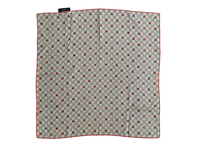 Gucci, Foulard in seta con motivo monogram e cuori