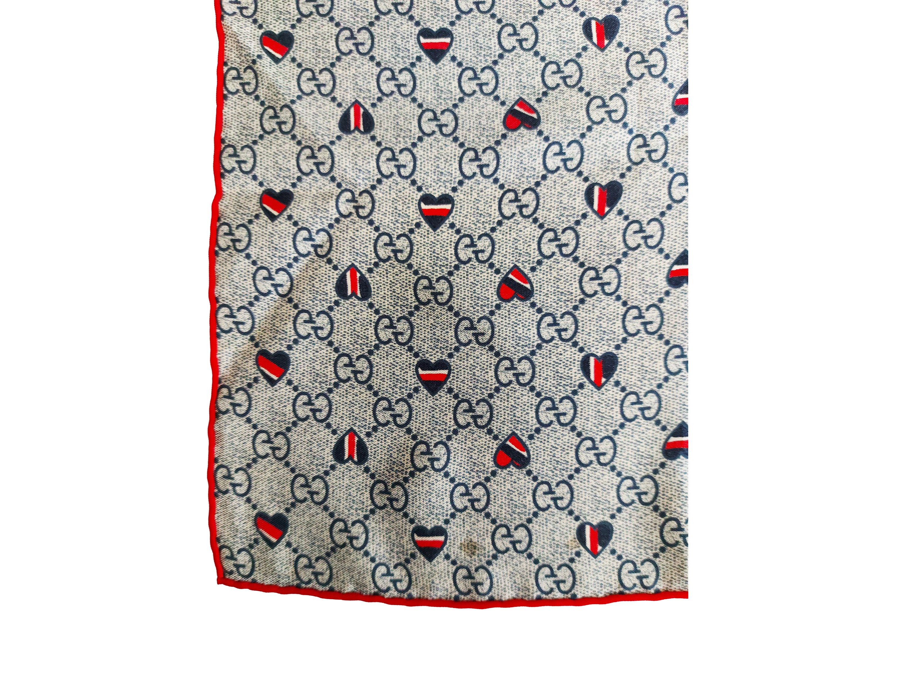 Gucci, Foulard in seta con motivo monogram e cuori