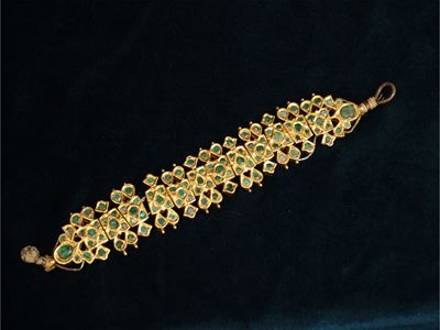 Bracciale indiano in tecnica kundan con foglia d’oro e pietre verdi, India, XIX–XX secolo