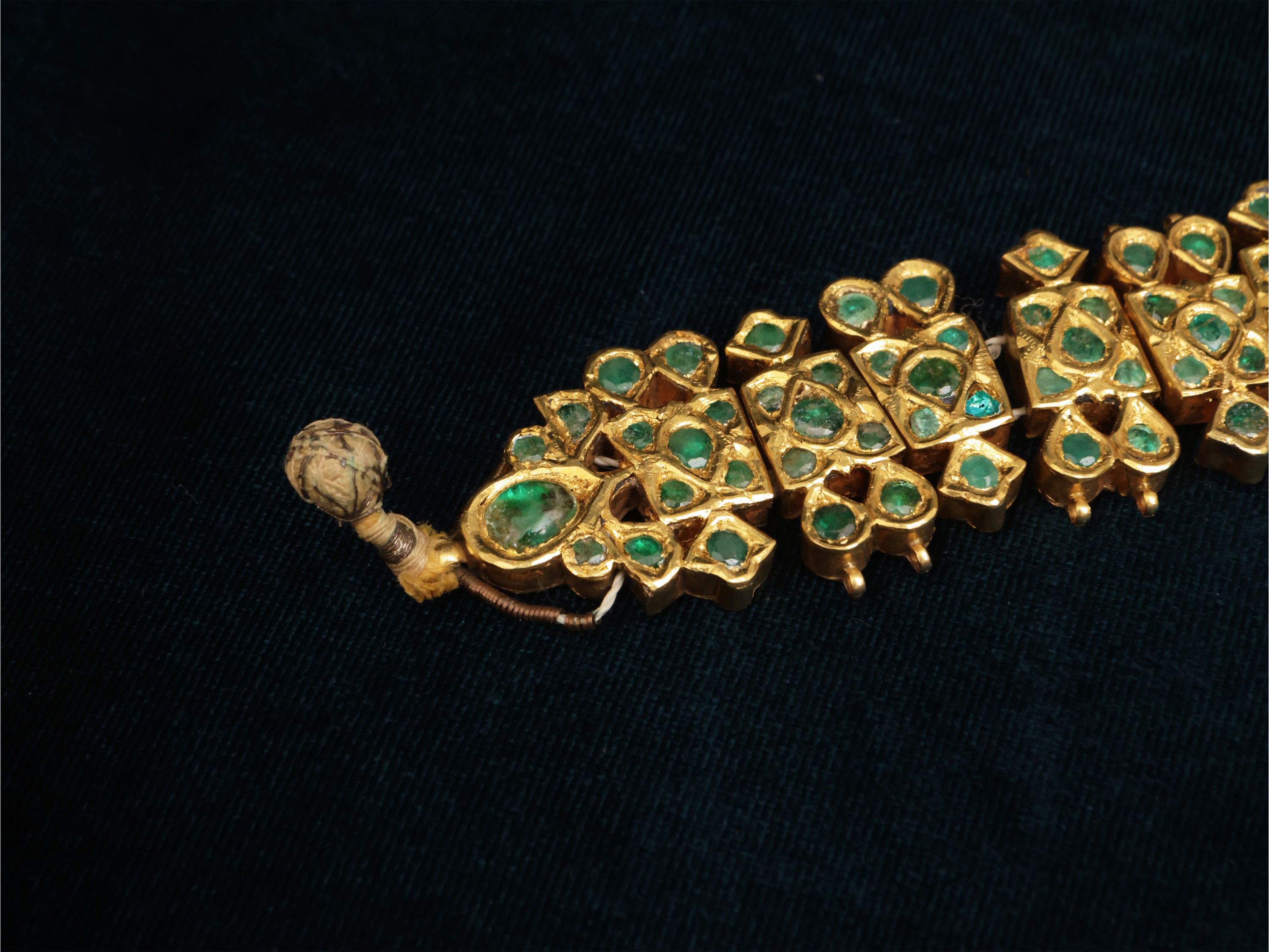 Bracciale indiano in tecnica kundan con foglia d’oro e pietre verdi, India, XIX–XX secolo