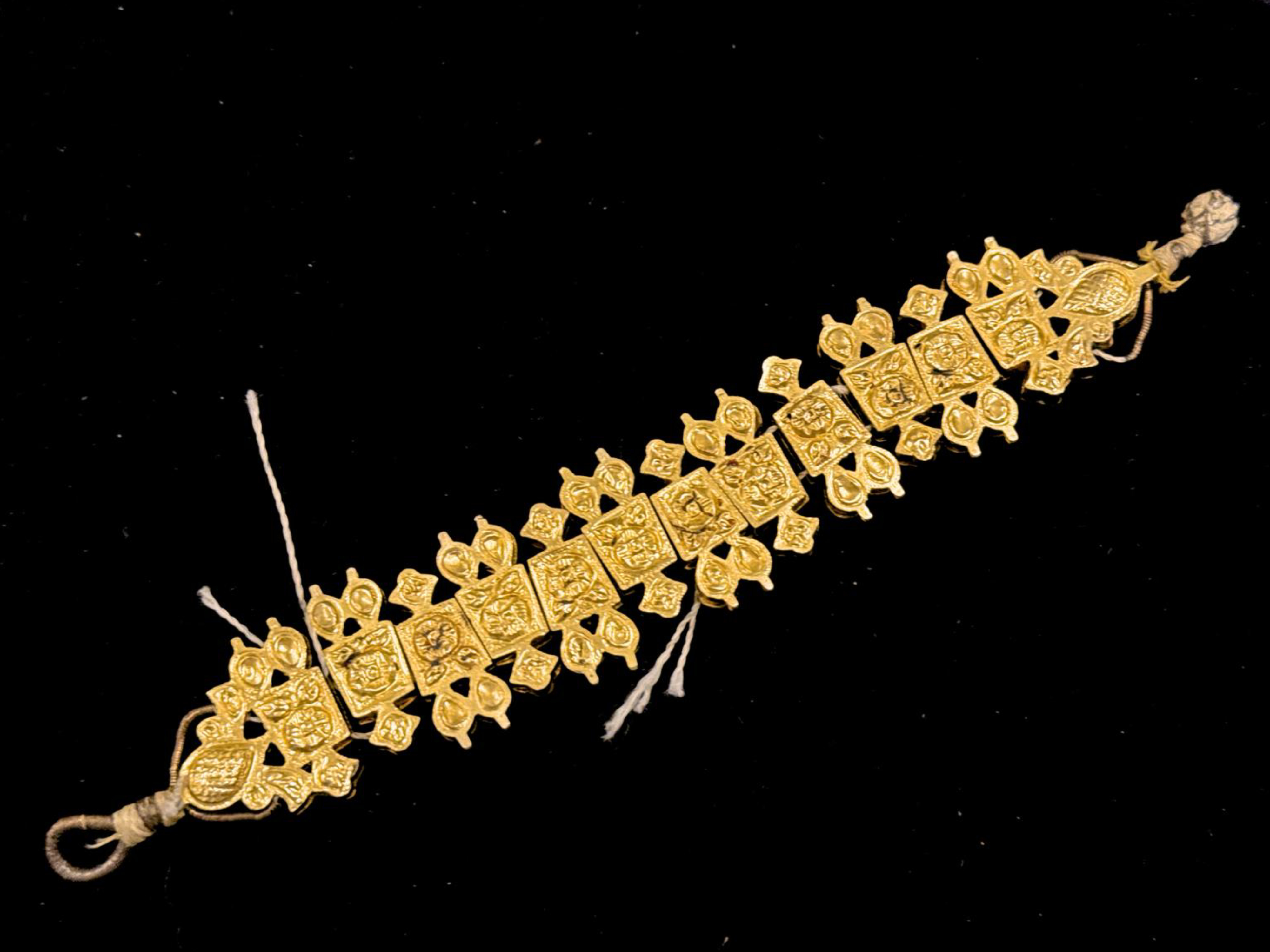 Bracciale indiano in tecnica kundan con foglia d’oro e pietre verdi, India, XIX–XX secolo