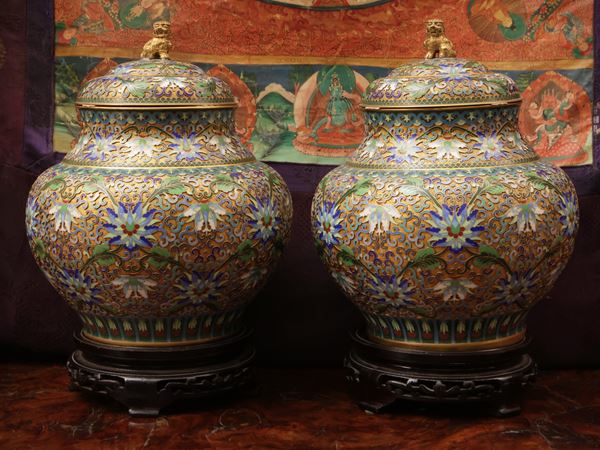 Coppia di vasi coperti in smalto cloisonné, Cina, periodo Repubblica - anni 50-70