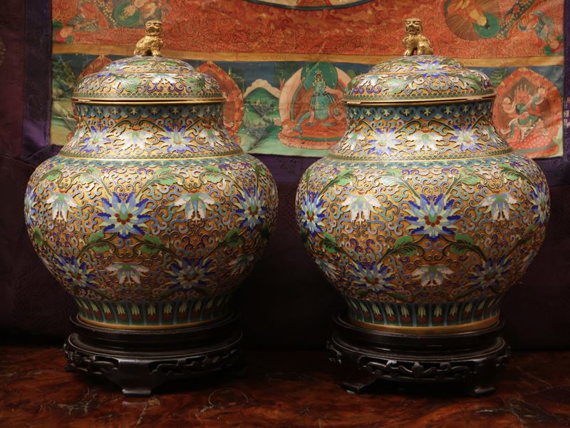 Coppia di vasi coperti in smalto cloisonné, Cina, periodo Repubblica - anni 50-70