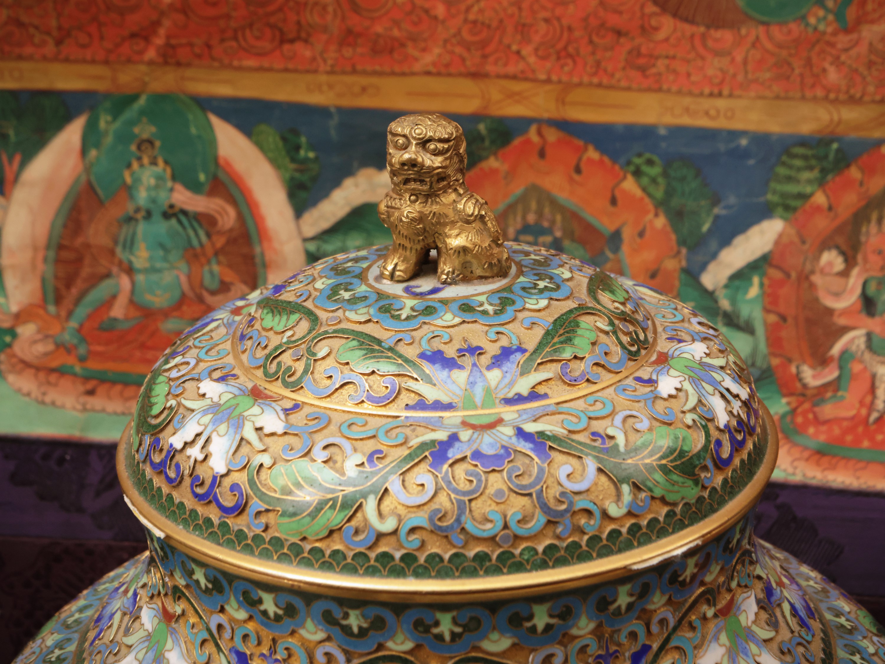 Coppia di vasi coperti in smalto cloisonné, Cina, periodo Repubblica - anni 50-70