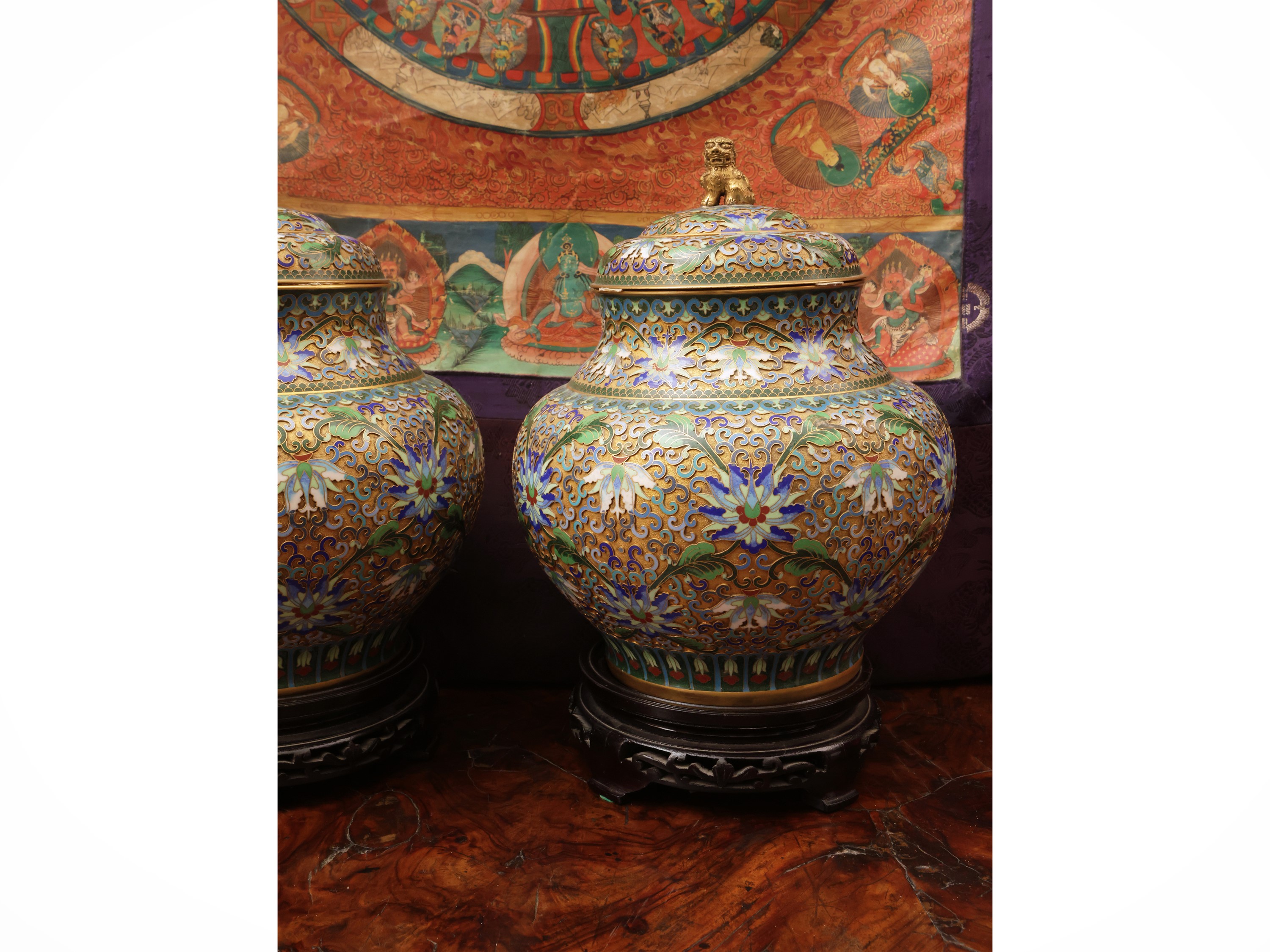 Coppia di vasi coperti in smalto cloisonné, Cina, periodo Repubblica - anni 50-70