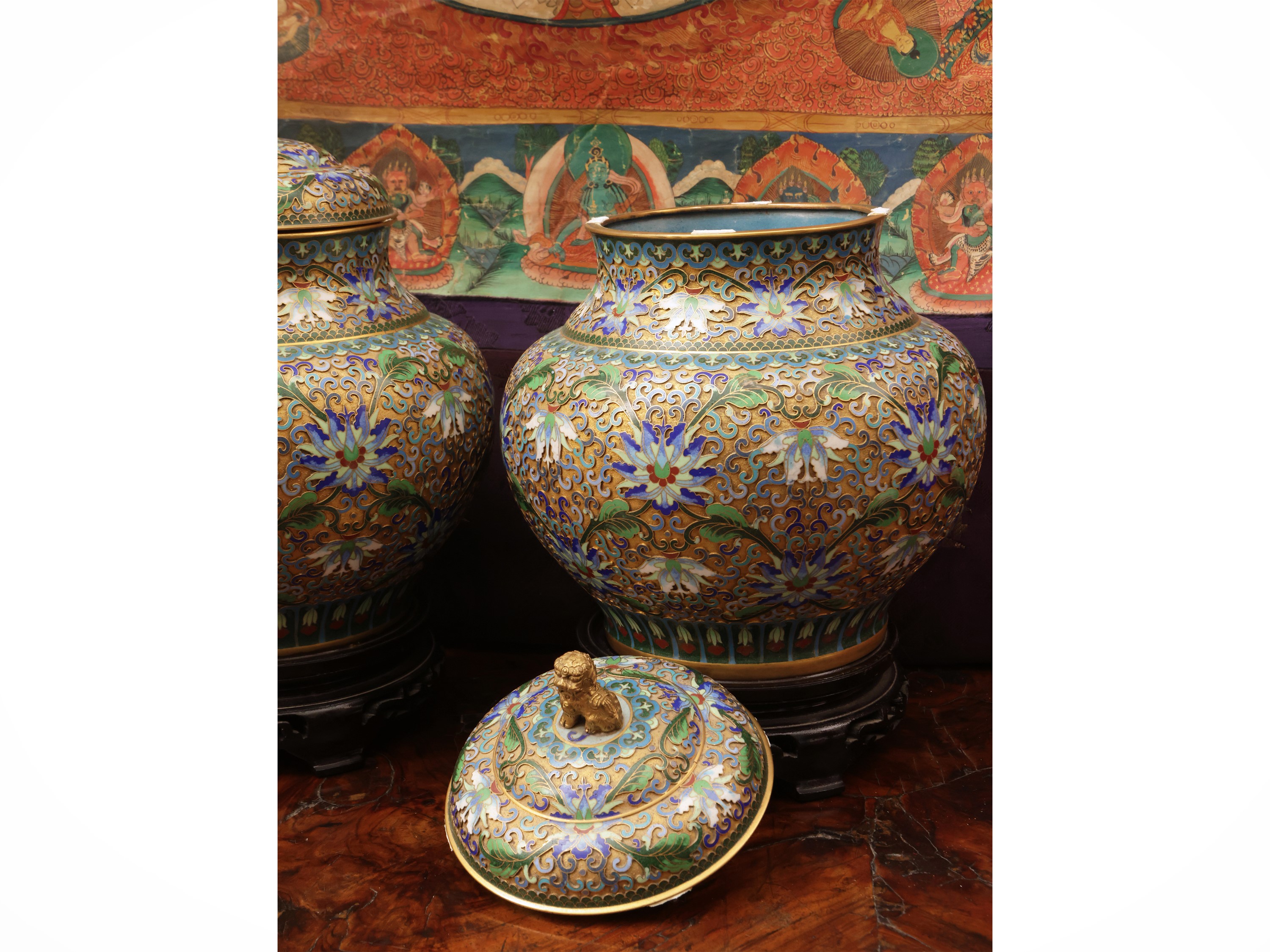 Coppia di vasi coperti in smalto cloisonné, Cina, periodo Repubblica - anni 50-70