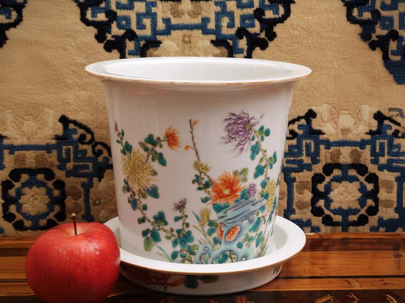 Cachepot in porcellana a smalti famiglia rosa con piatto sottovaso, Cina, periodo Repubblica
