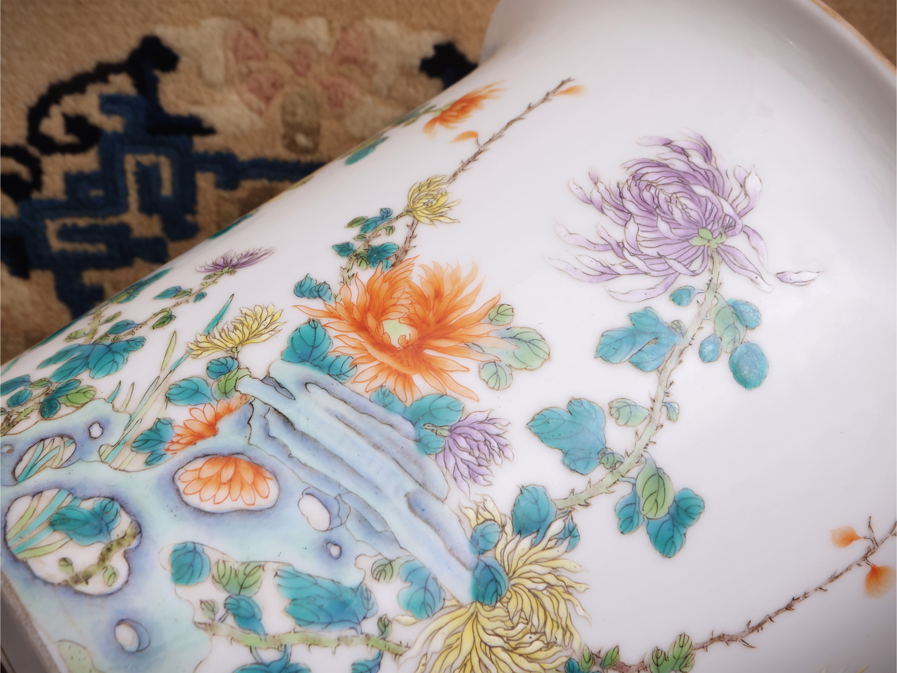 Cachepot in porcellana a smalti famiglia rosa con piatto sottovaso, Cina, periodo Repubblica