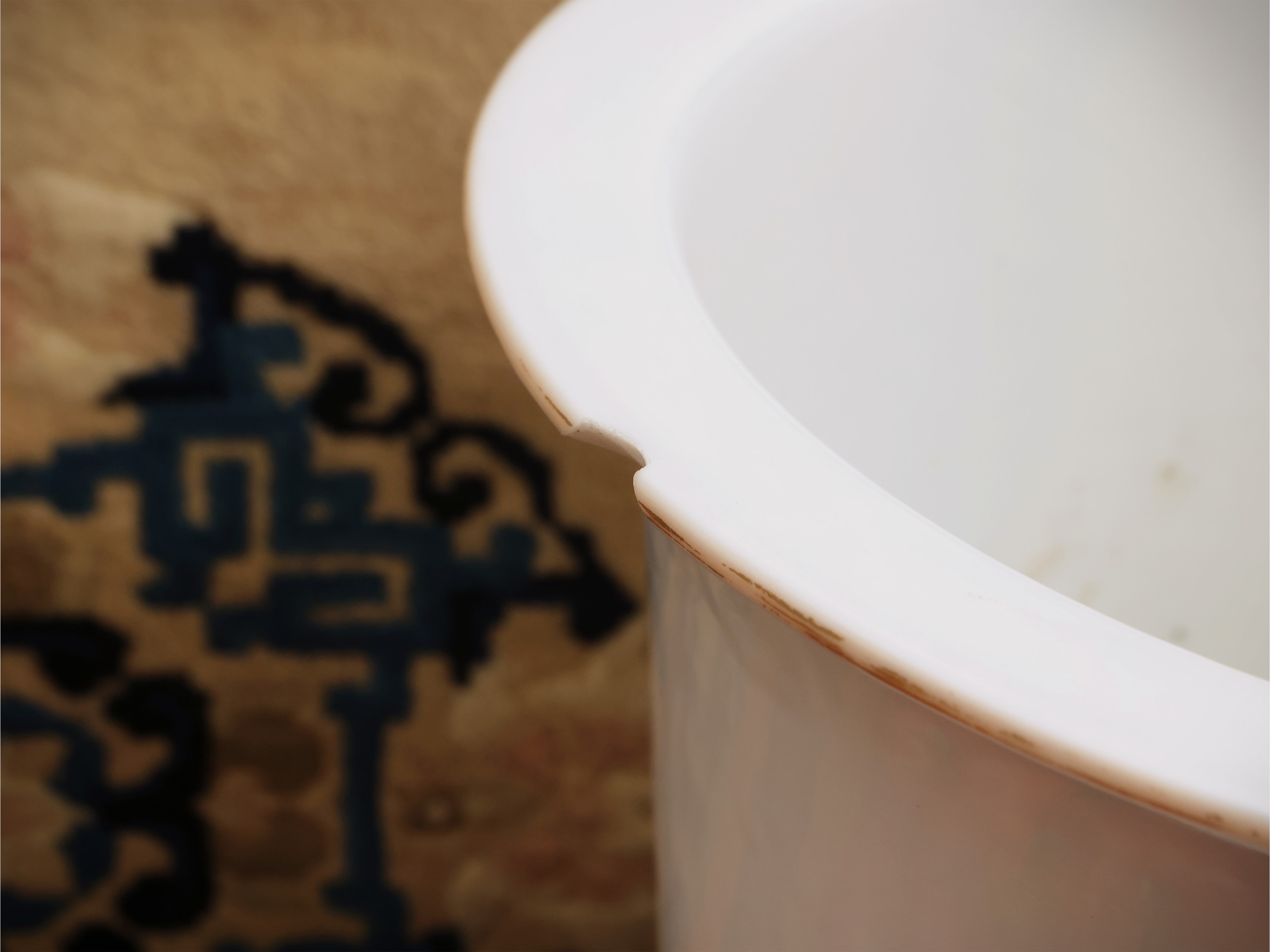 Cachepot in porcellana a smalti famiglia rosa con piatto sottovaso, Cina, periodo Repubblica