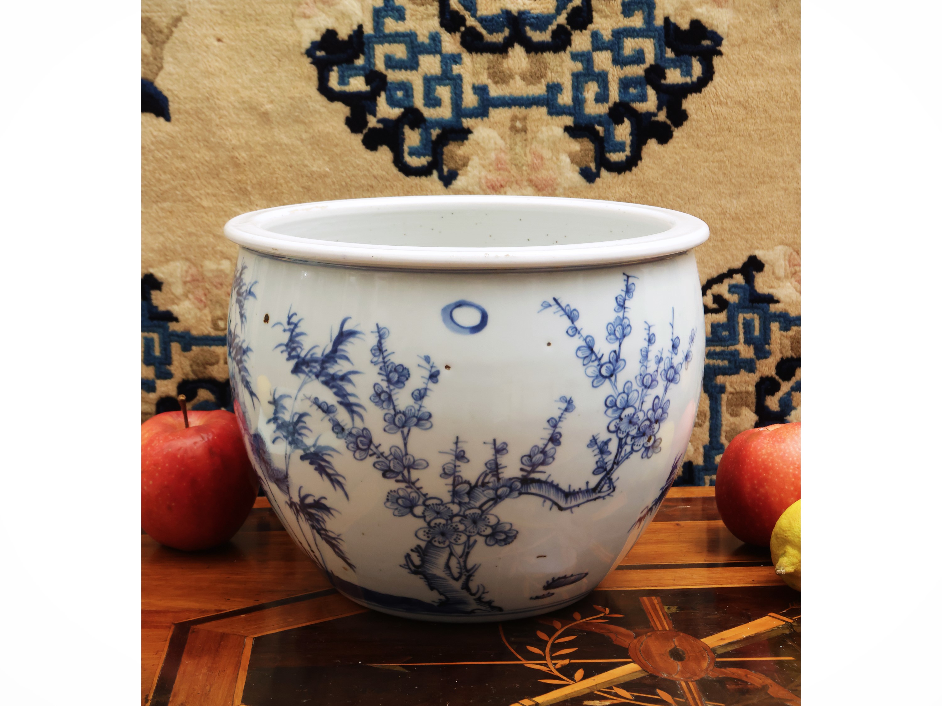 Juangang in porcellana bianco blu con “Pino e Gru”, Cina, dinastia Qing