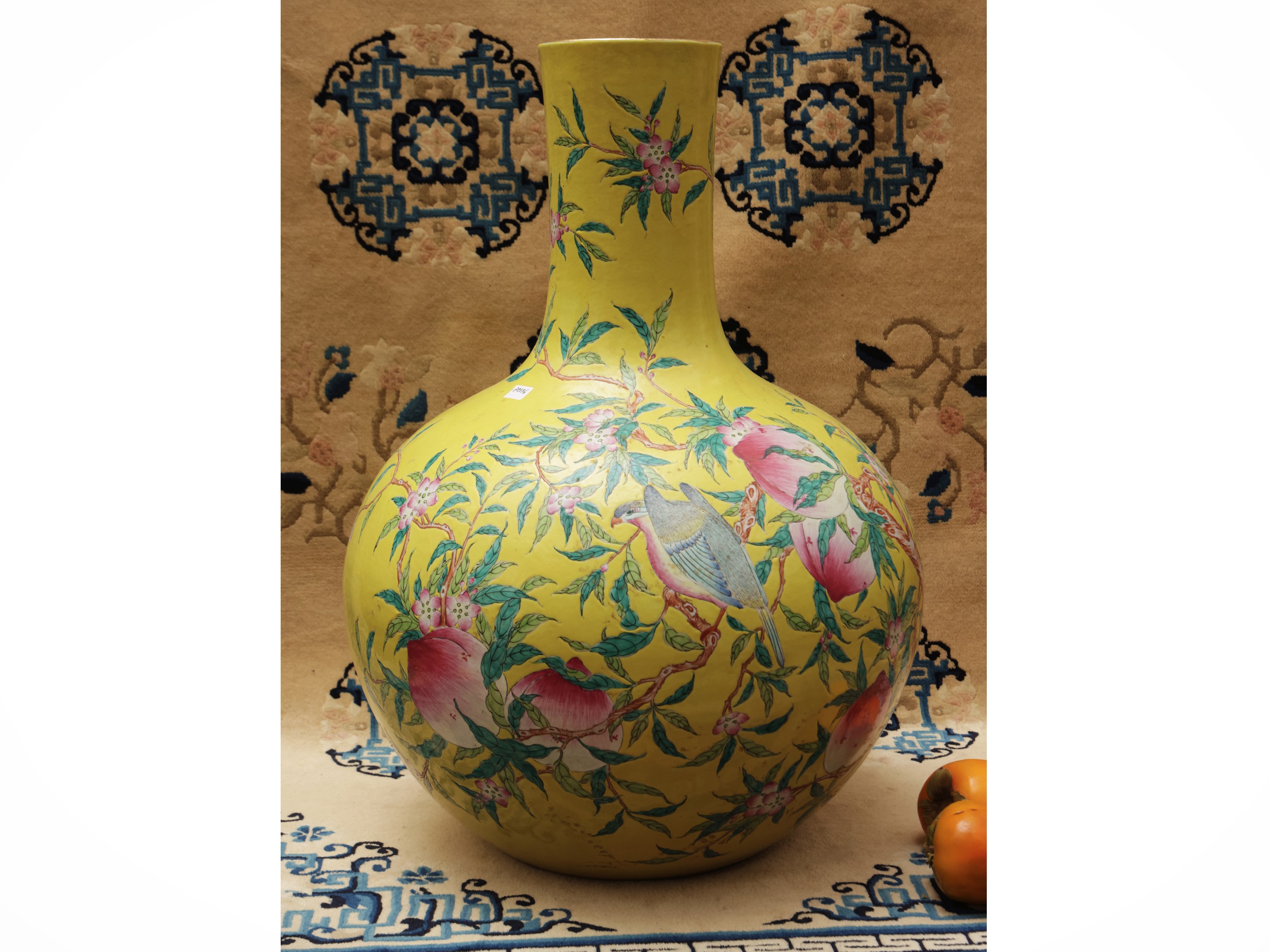 Vaso tianqiuping in porcellana a smalto giallo, Cina, dinastia Qing
