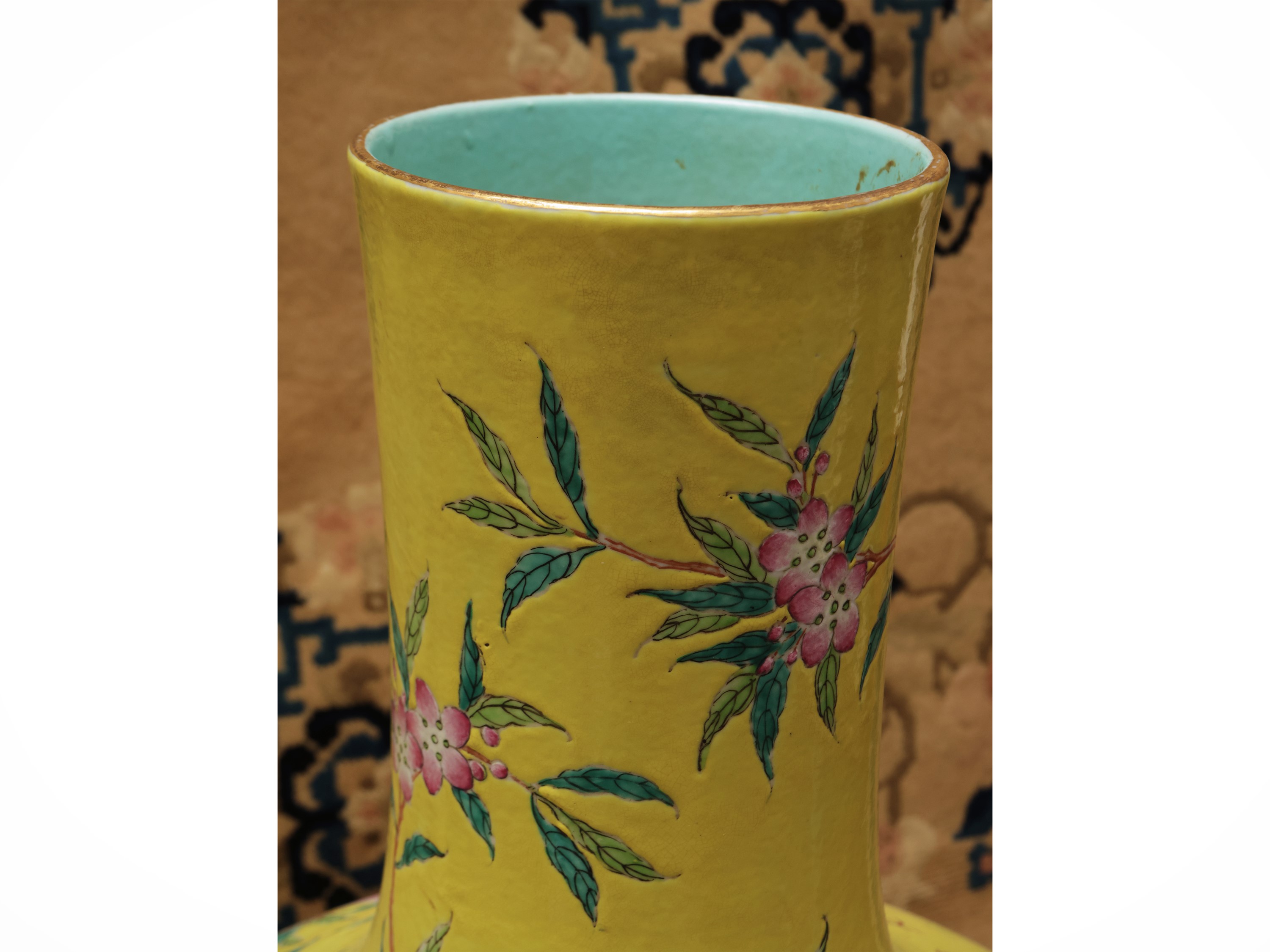 Vaso tianqiuping in porcellana a smalto giallo, Cina, dinastia Qing
