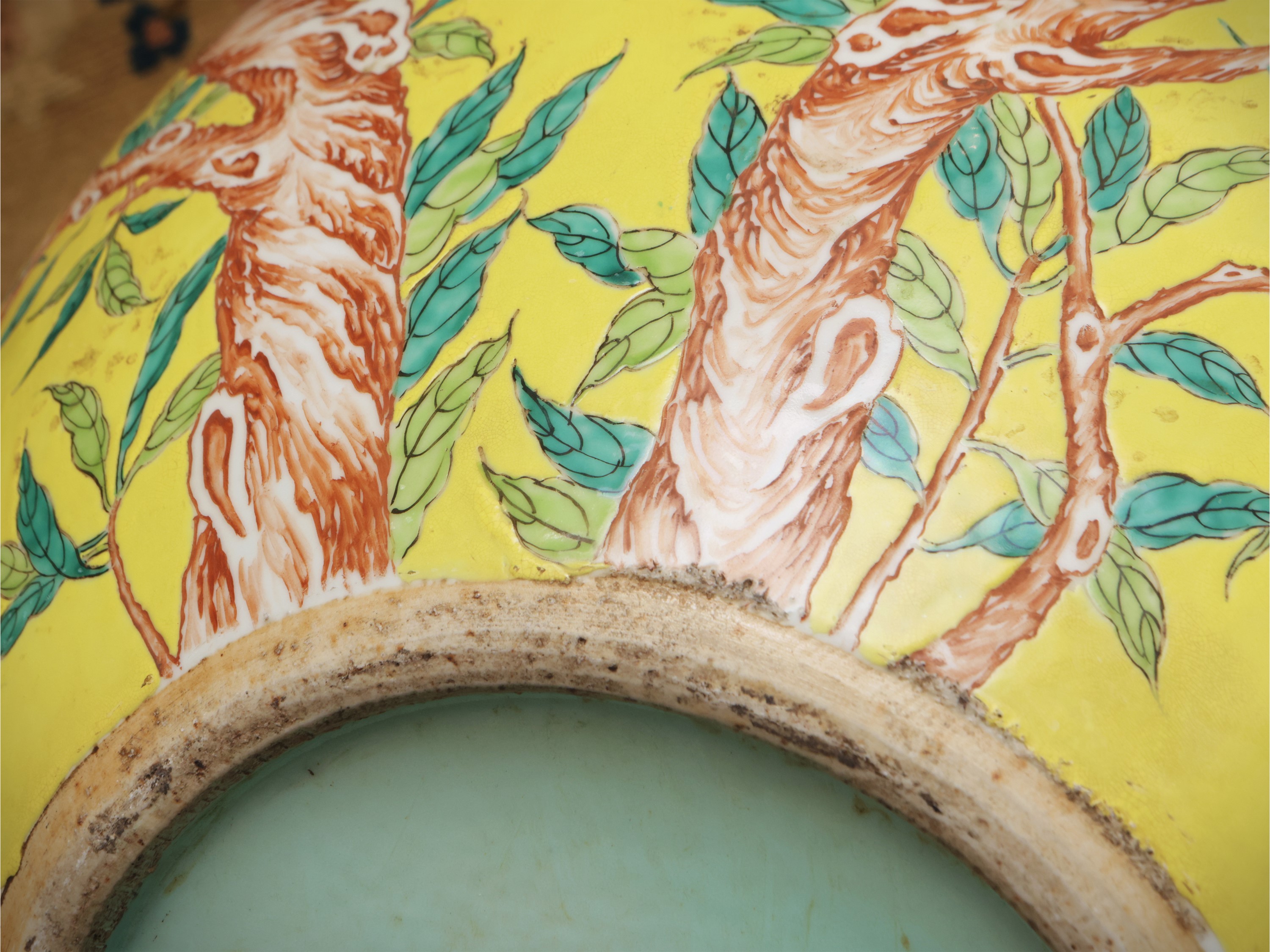 Vaso tianqiuping in porcellana a smalto giallo, Cina, dinastia Qing