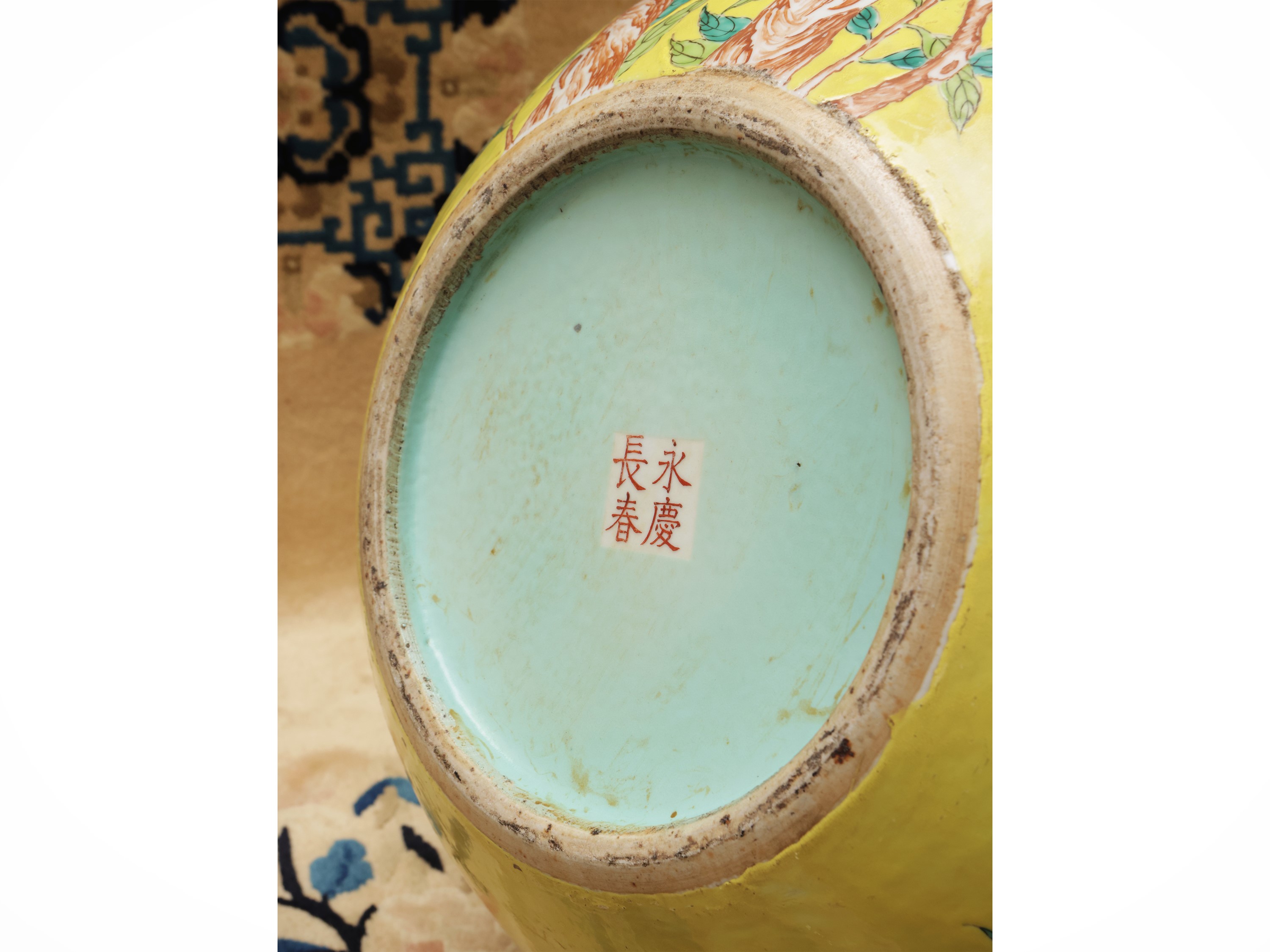 Vaso tianqiuping in porcellana a smalto giallo, Cina, dinastia Qing