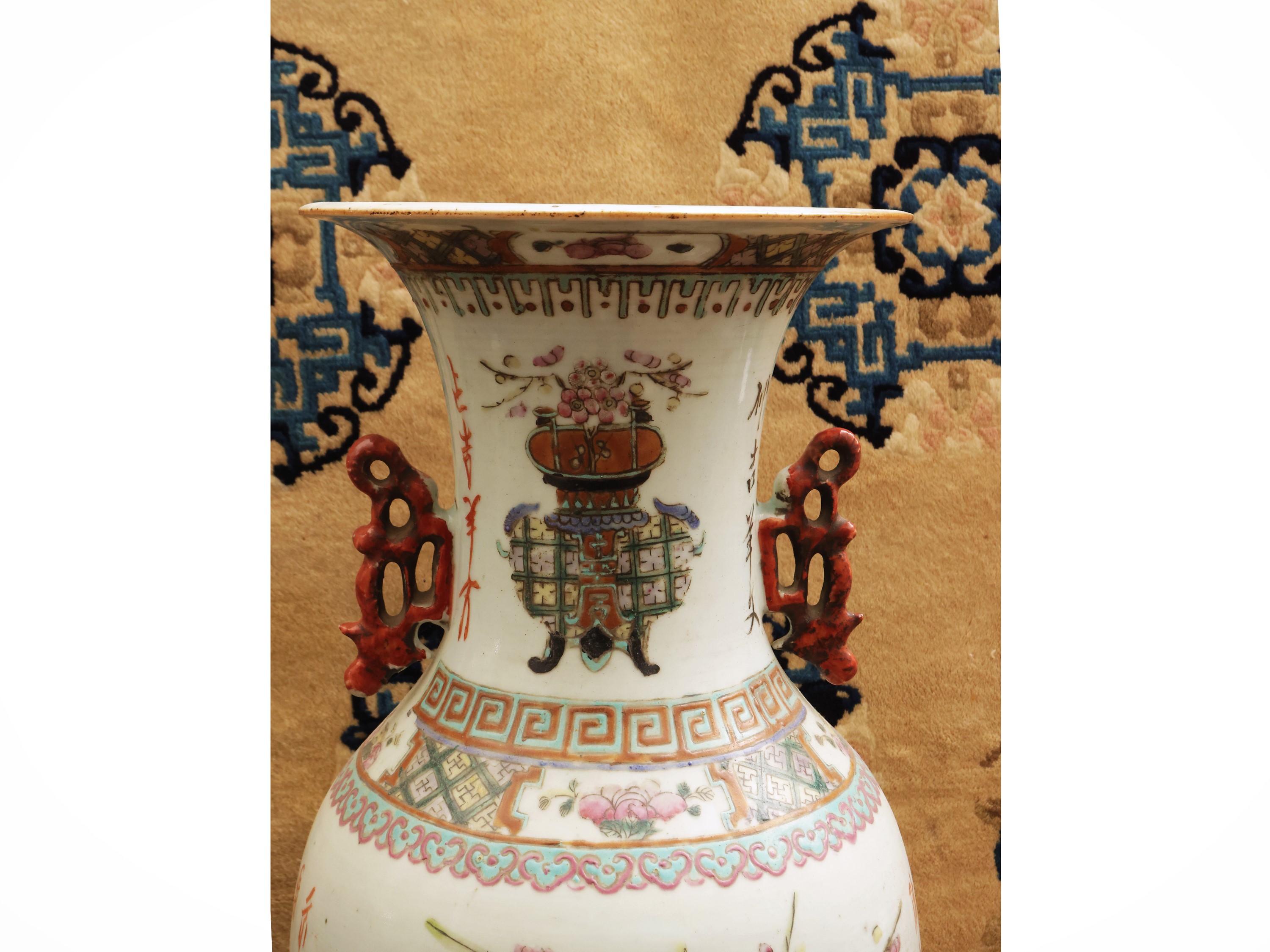 Vaso in porcellana a smalti famiglia rosa, Cina, fine Qing
