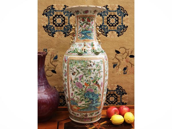 Vaso in porcellana “Canton” con decoro a fiori e uccelli, Cina, dinastia Qing