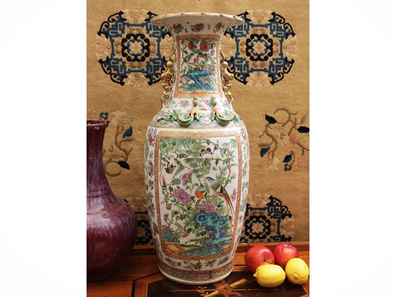 Vaso in porcellana “Canton” con decoro a fiori e uccelli, Cina, dinastia Qing