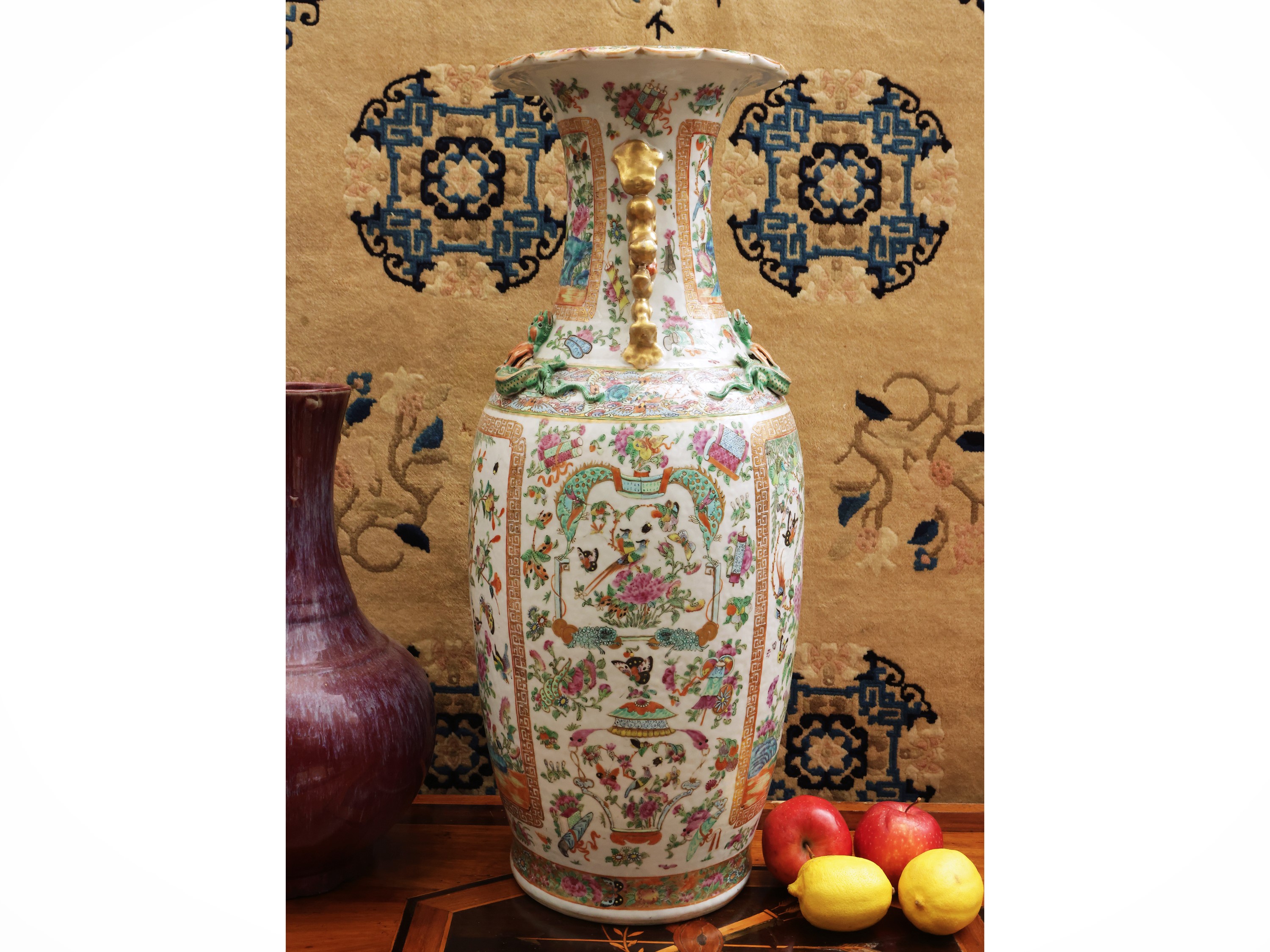 Vaso in porcellana “Canton” con decoro a fiori e uccelli, Cina, dinastia Qing